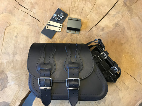 Sporty Flame Schwarz + Halter passend für Sportster Schwingentaschen