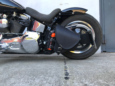 Diablo Schwarz Schwingentaschen mit Flaschenhalter passend für Harley-Davidson Softail