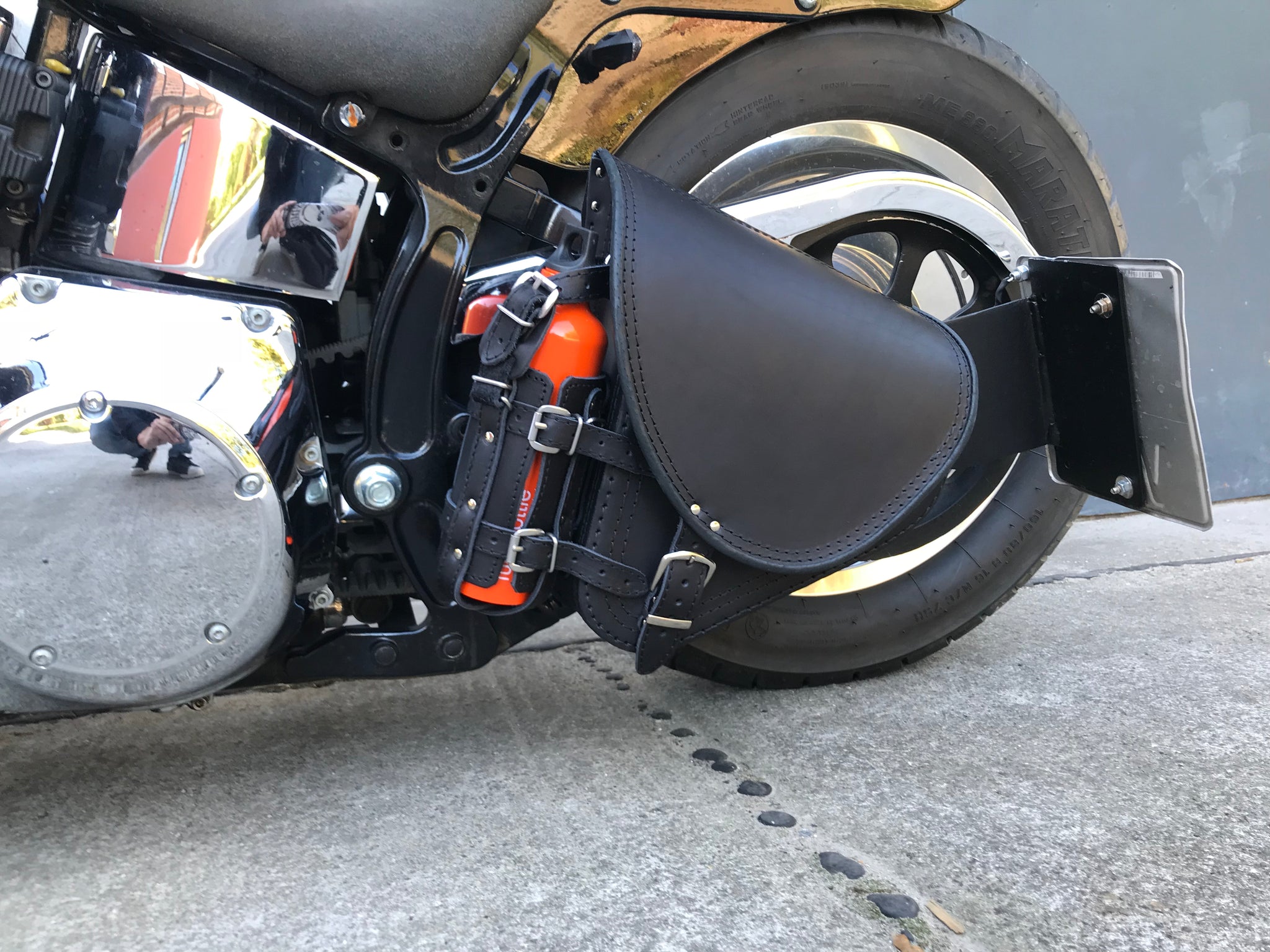 Diablo Schwarz Schwingentaschen mit Flaschenhalter passend für Harley-Davidson Softail