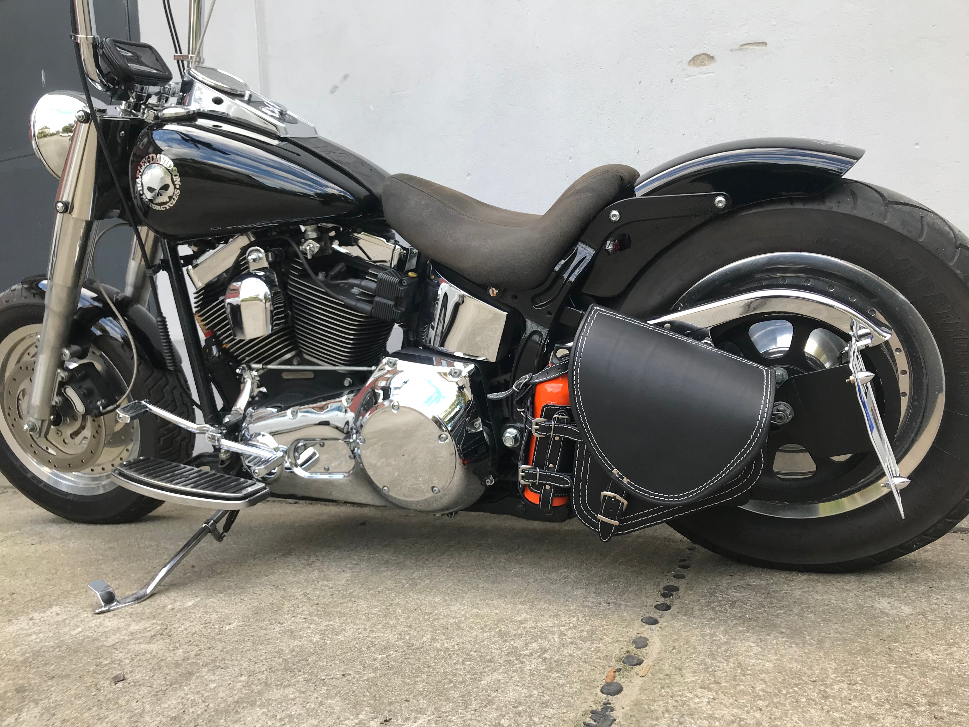 Diablo Weiß mit Flaschenhalter passend für Harley-Davidson Softail