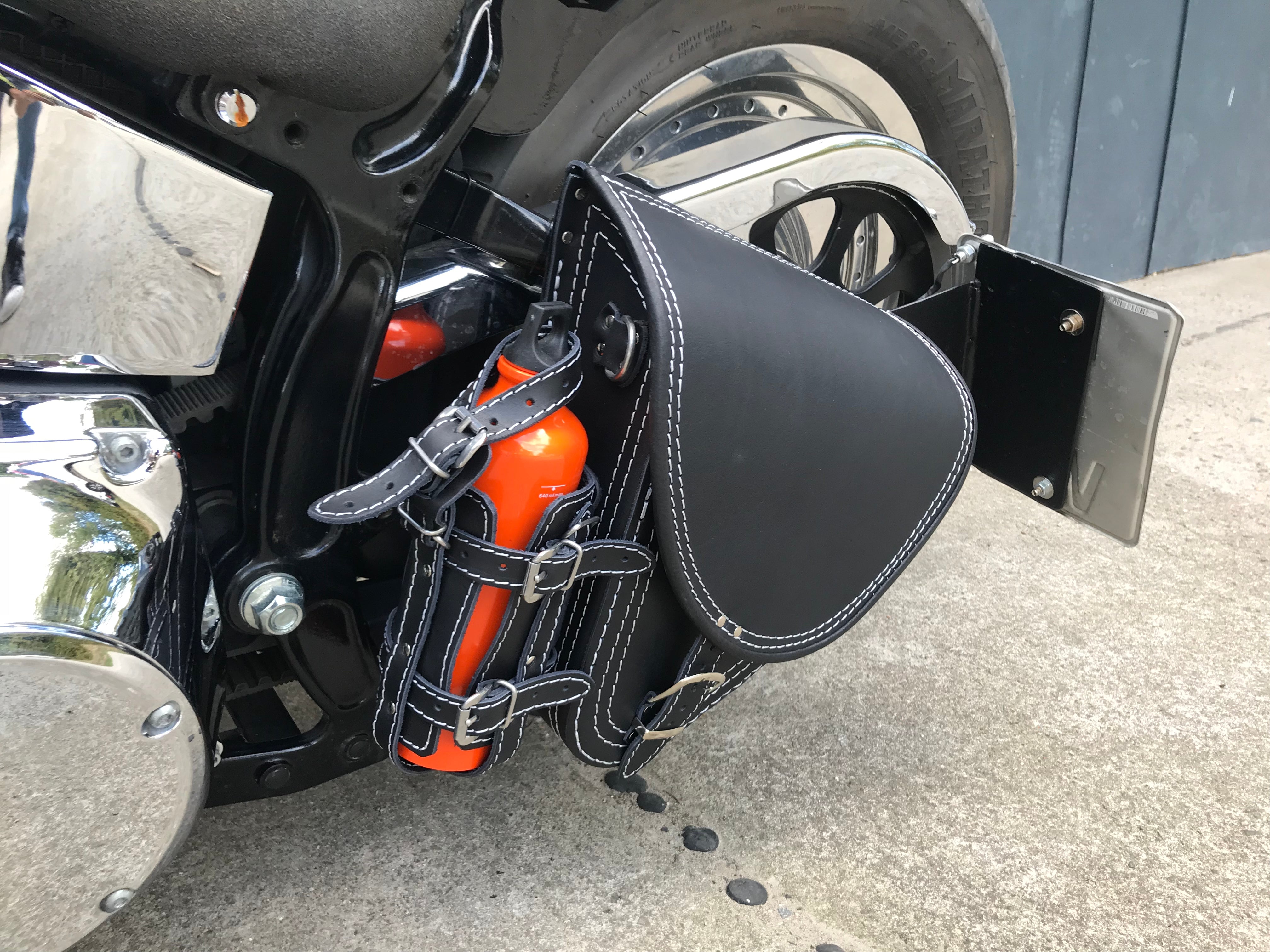Diablo Weiß mit Flaschenhalter passend für Harley-Davidson Softail