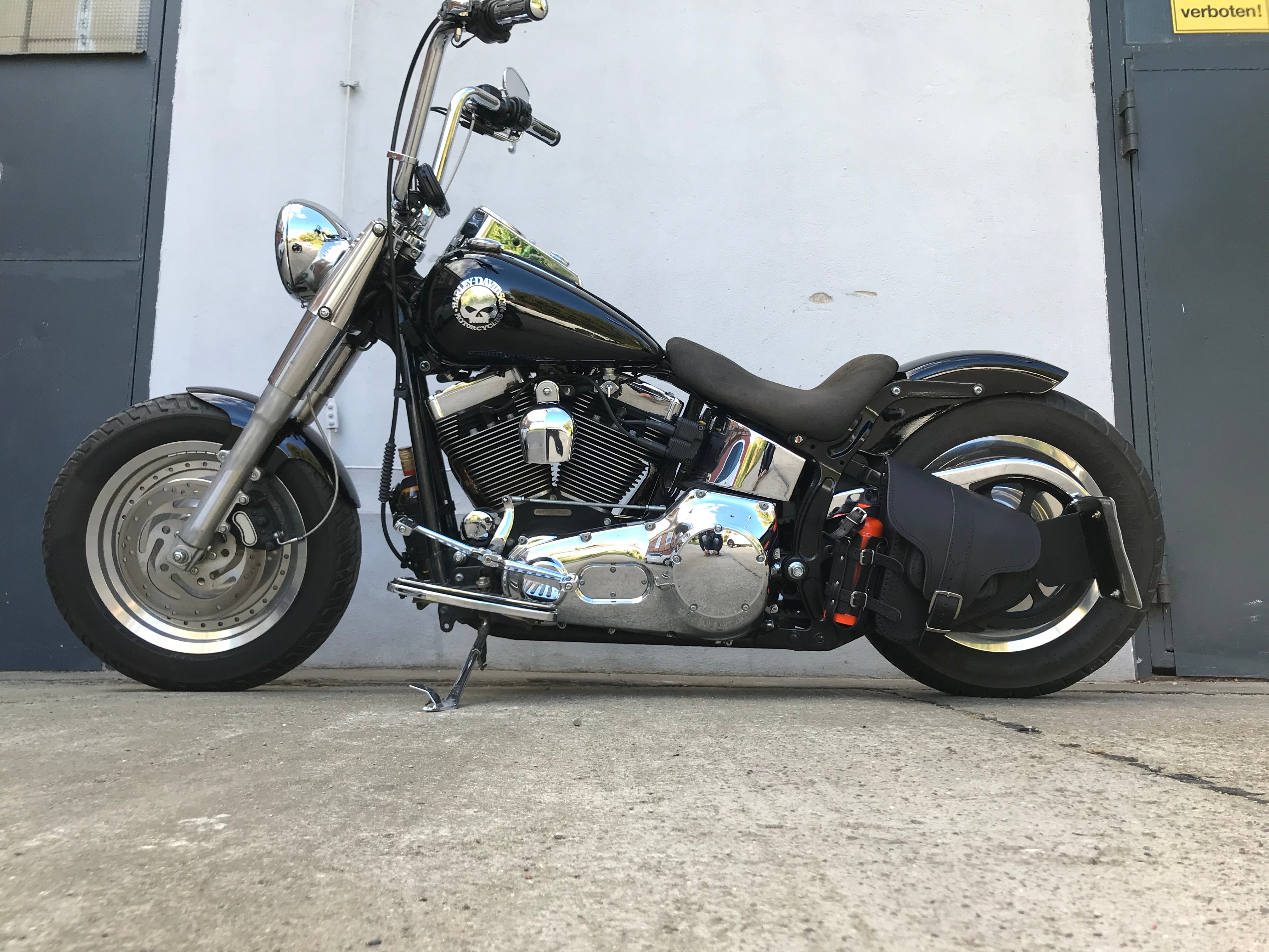 Hades Schwarz Schwingentasche mit Flaschenhalter passend für Harley-Davidson Softail