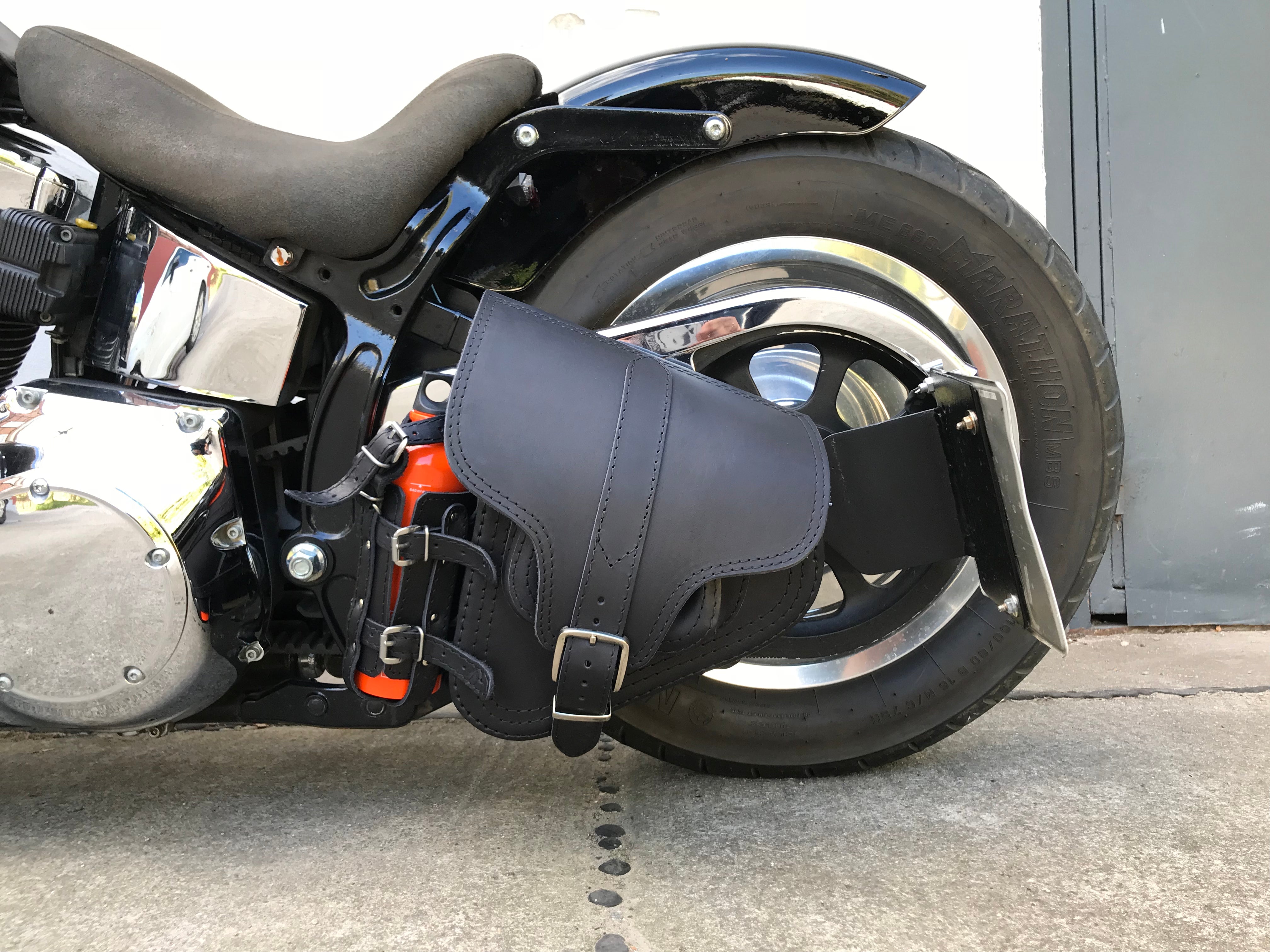 Hades Schwarz Schwingentasche mit Flaschenhalter passend für Harley-Davidson Softail