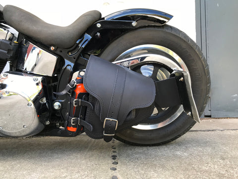 Hades Schwarz Schwingentasche mit Flaschenhalter passend für Harley-Davidson Softail