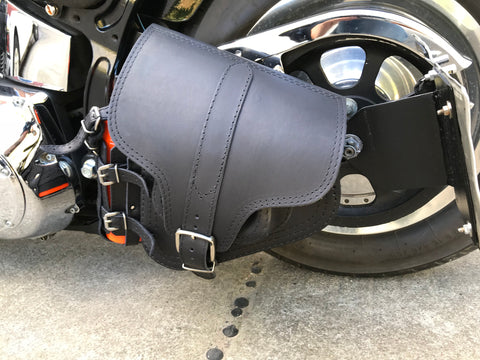 Hades Schwarz Schwingentasche mit Flaschenhalter passend für Harley-Davidson Softail