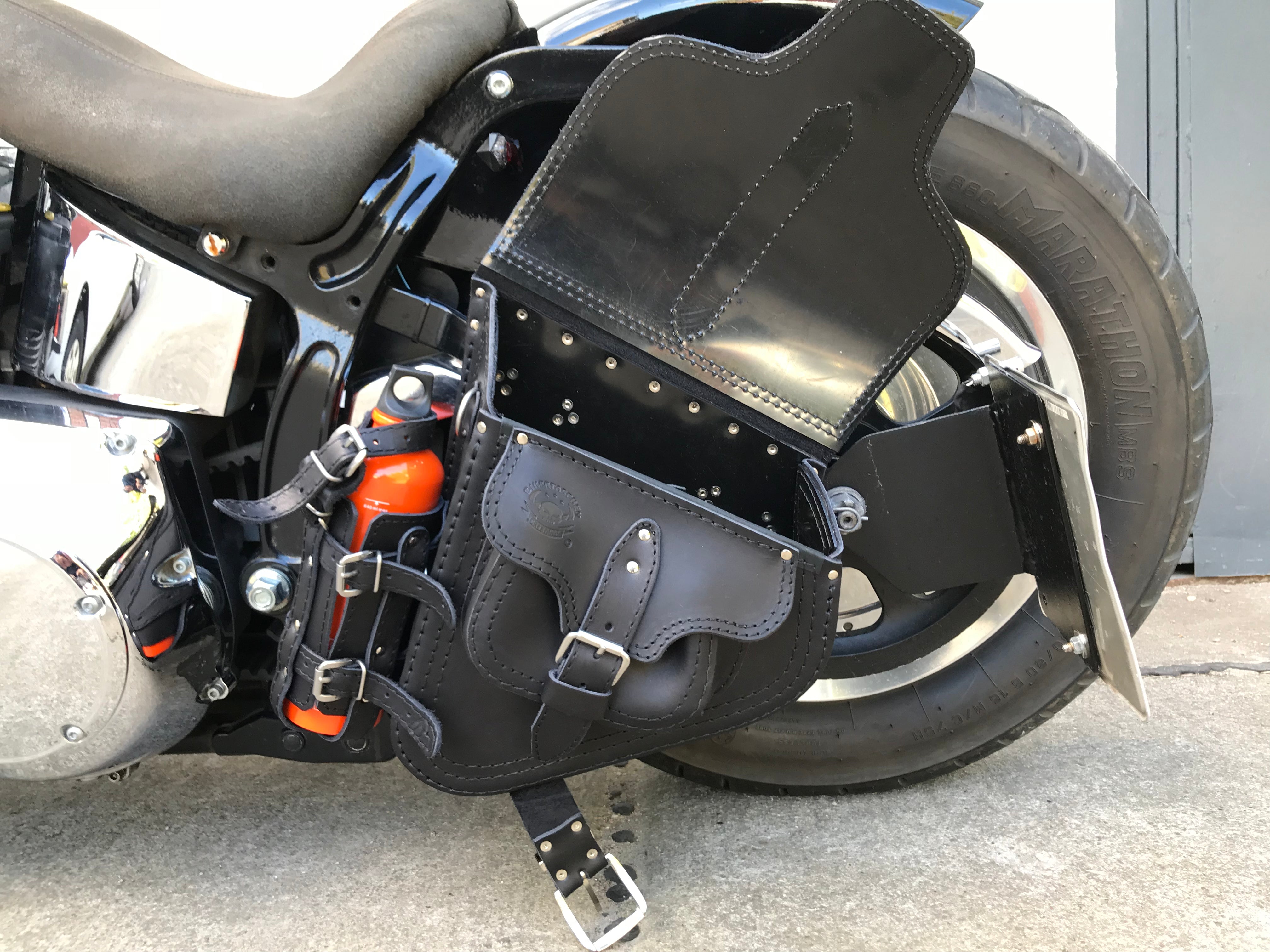 Hades Schwarz Schwingentasche mit Flaschenhalter passend für Harley-Davidson Softail