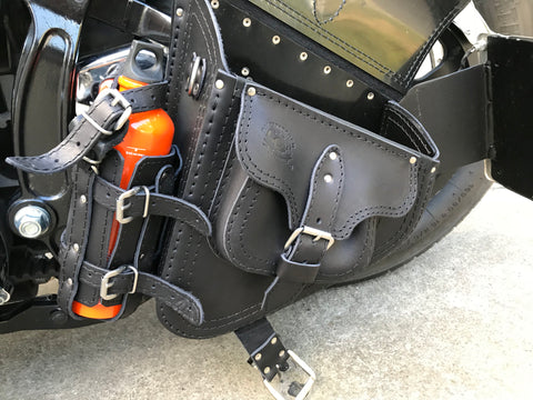 Hades Schwarz Schwingentasche mit Flaschenhalter passend für Harley-Davidson Softail
