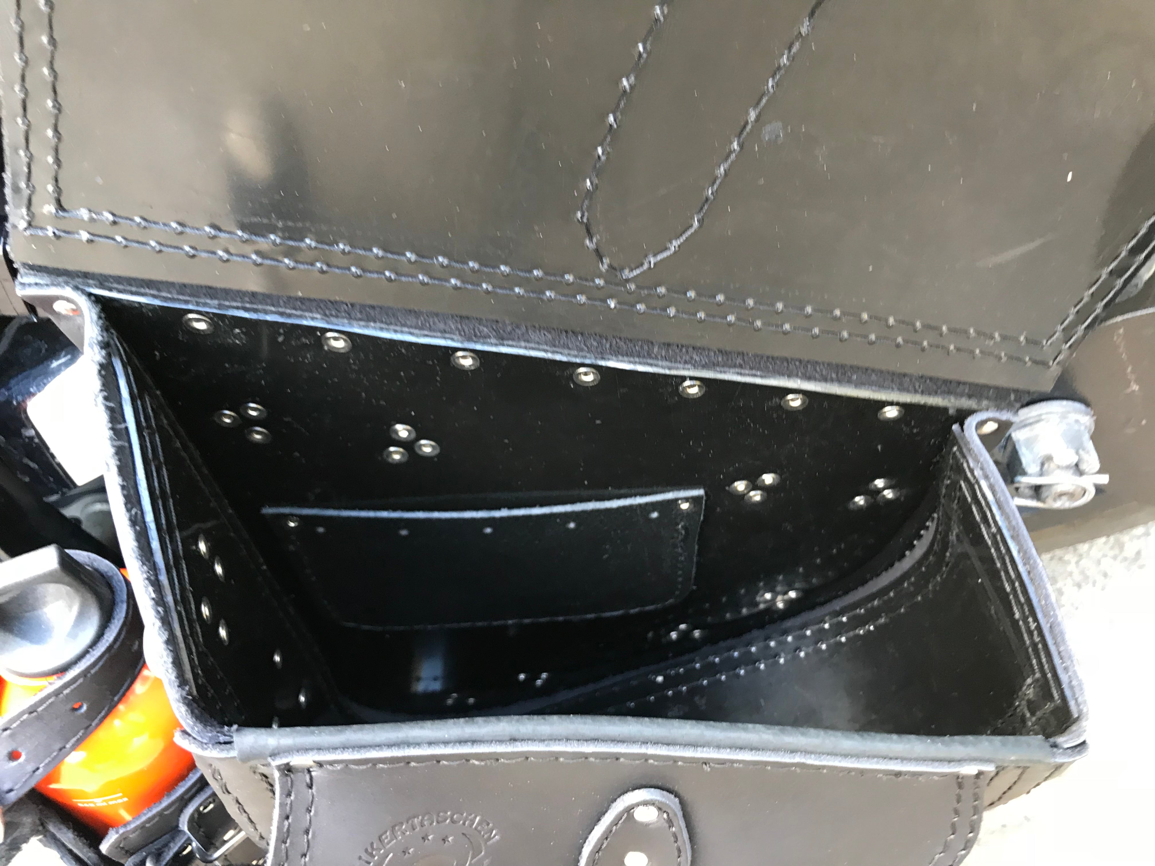 Hades Schwarz Schwingentasche mit Flaschenhalter passend für Harley-Davidson Softail