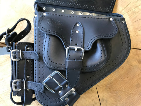 Hades Schwarz Schwingentasche mit Flaschenhalter passend für Harley-Davidson Softail