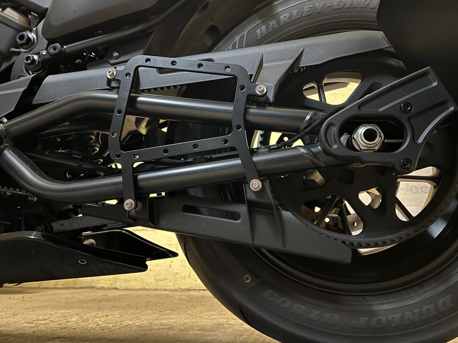 Schwingentaschenhalterung passend für Harley Davidson Sportster S ab 2021