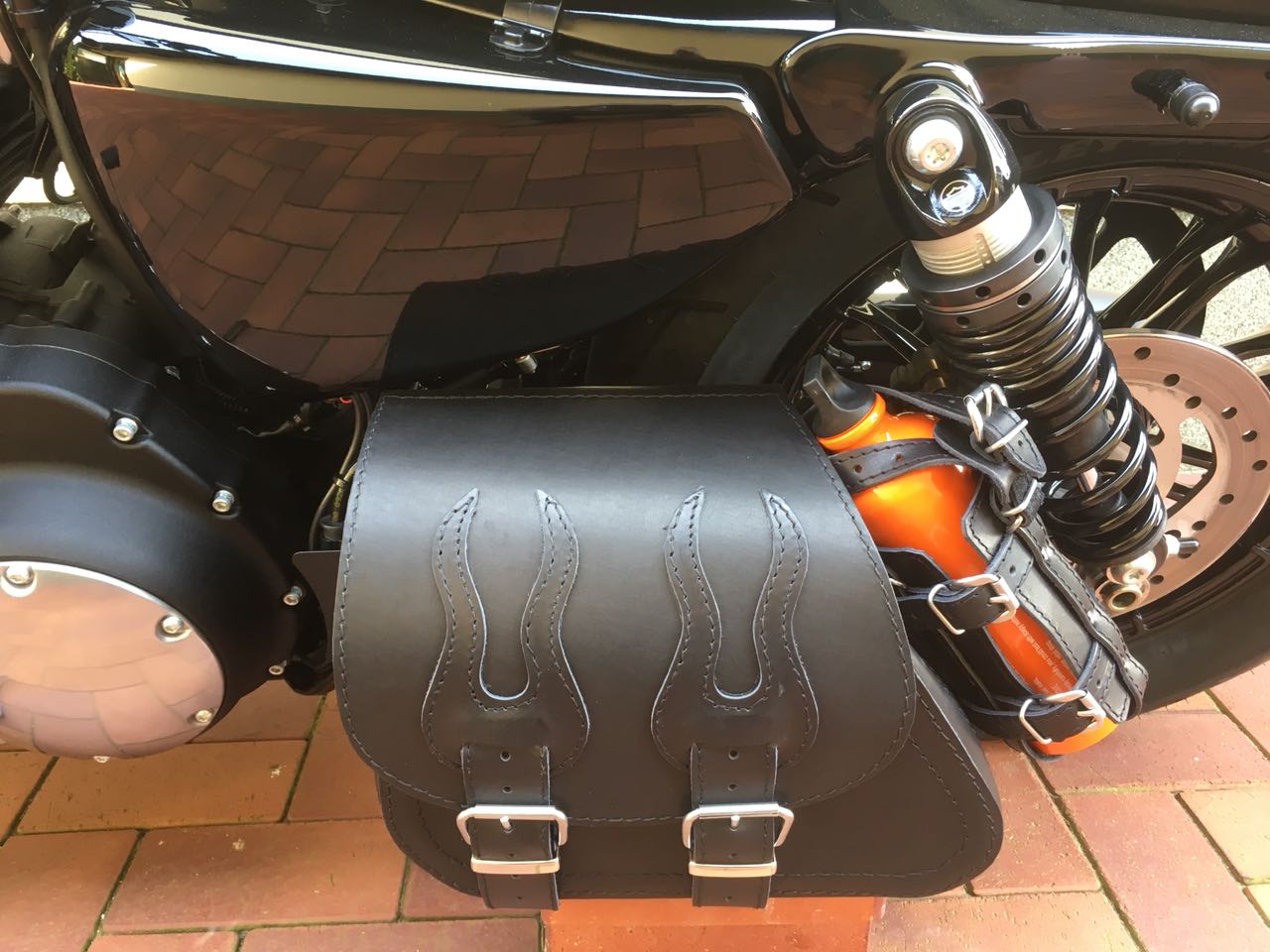 Sporty Flame Schwarz Schwingentasche passend für Harley-Davidson Sportster