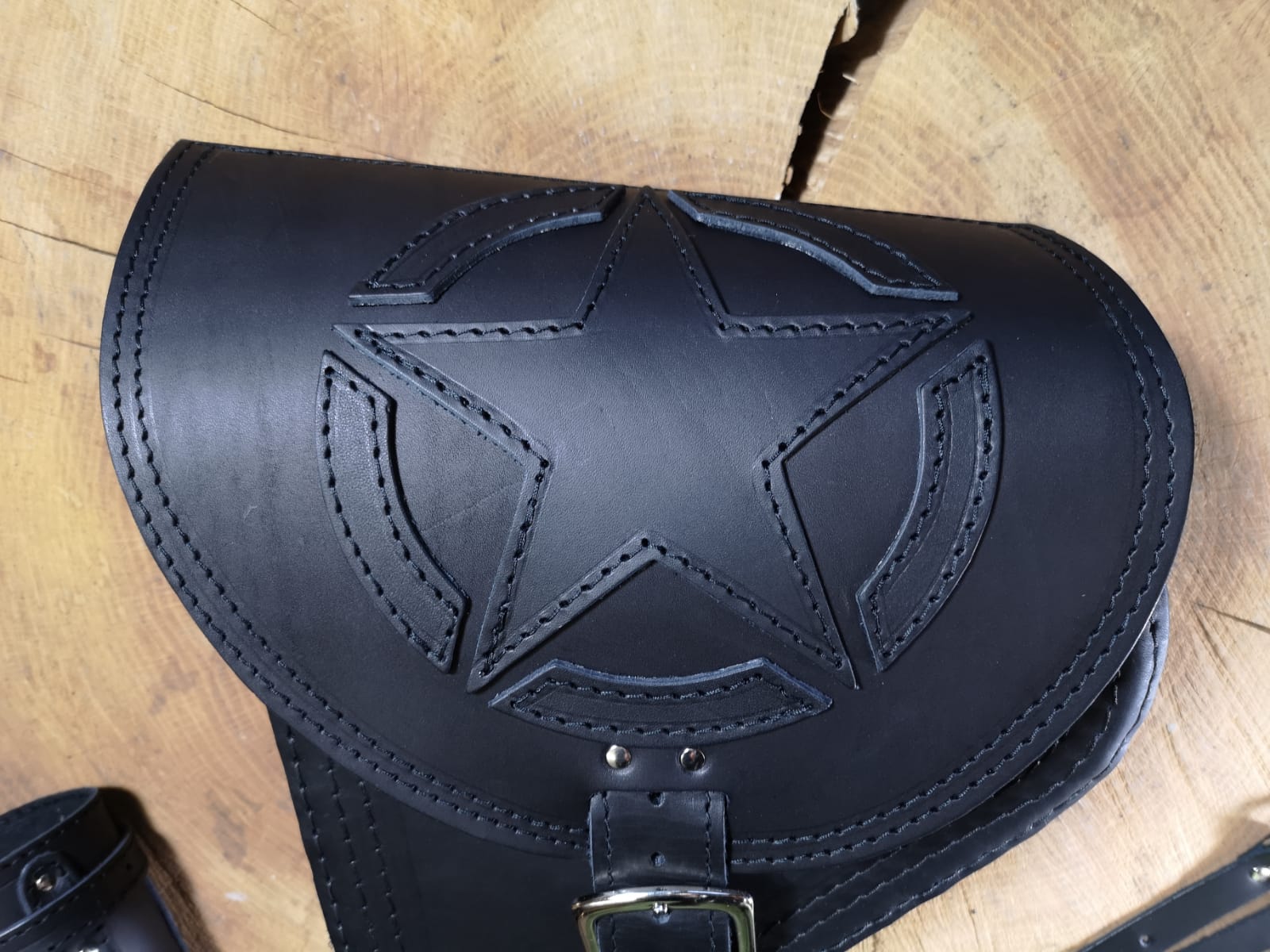 Fortuna Schwarz Schwingentasche mit Flaschenhalter + Werkzeugrolle Tool Stern passend für Harley-Davidson Softail