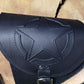 Fortuna Schwarz Schwingentasche mit Flaschenhalter + Werkzeugrolle Tool Stern passend für Harley-Davidson Softail