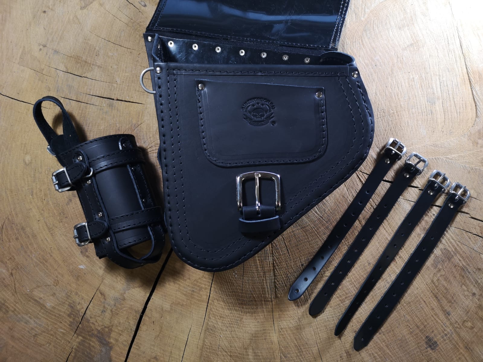 Fortuna Schwarz Schwingentasche mit Flaschenhalter + Werkzeugrolle Tool Stern passend für Harley-Davidson Softail