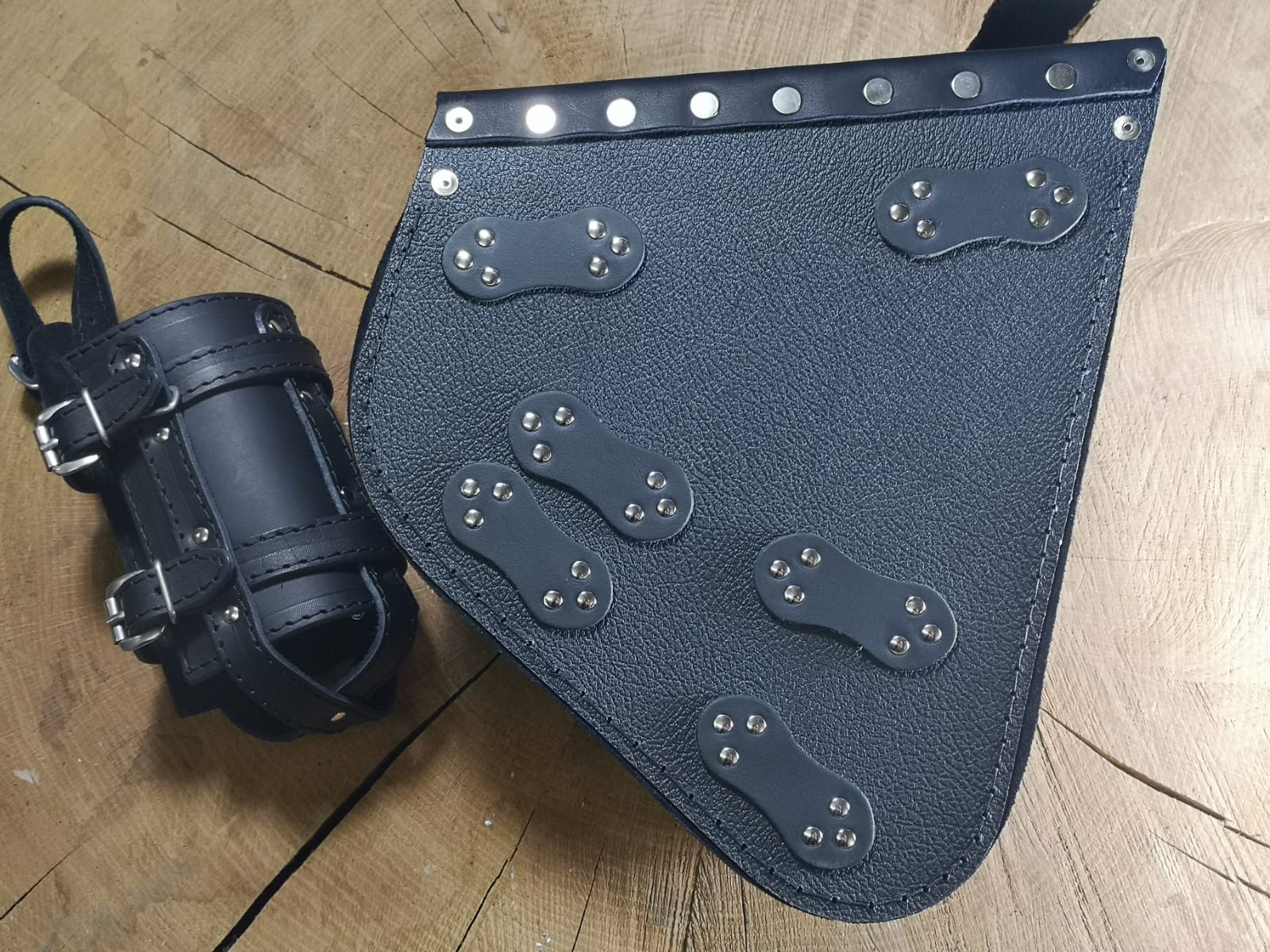 Fortuna Schwarz Schwingentasche mit Flaschenhalter + Werkzeugrolle Tool Stern passend für Harley-Davidson Softail
