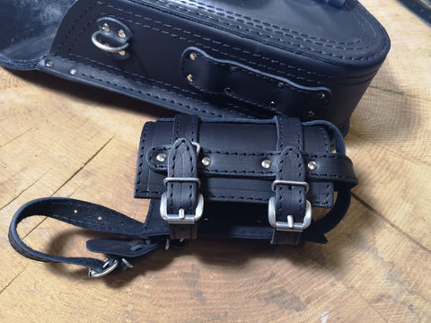 Fortuna Schwarz Schwingentasche mit Flaschenhalter + Werkzeugrolle Tool Stern passend für Harley-Davidson Softail
