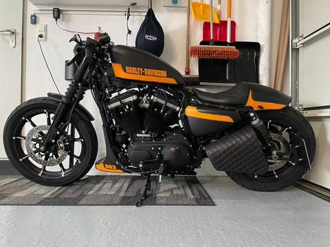 Clean Karo Orange Seitentasche mit Flaschenhalter passend für Harley-Davidson Sportster