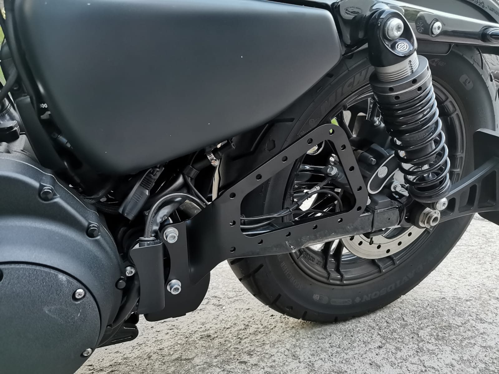Seitentaschenhalter passend für Harley Davidson Sportster ab Bj. 2004 linke Seite