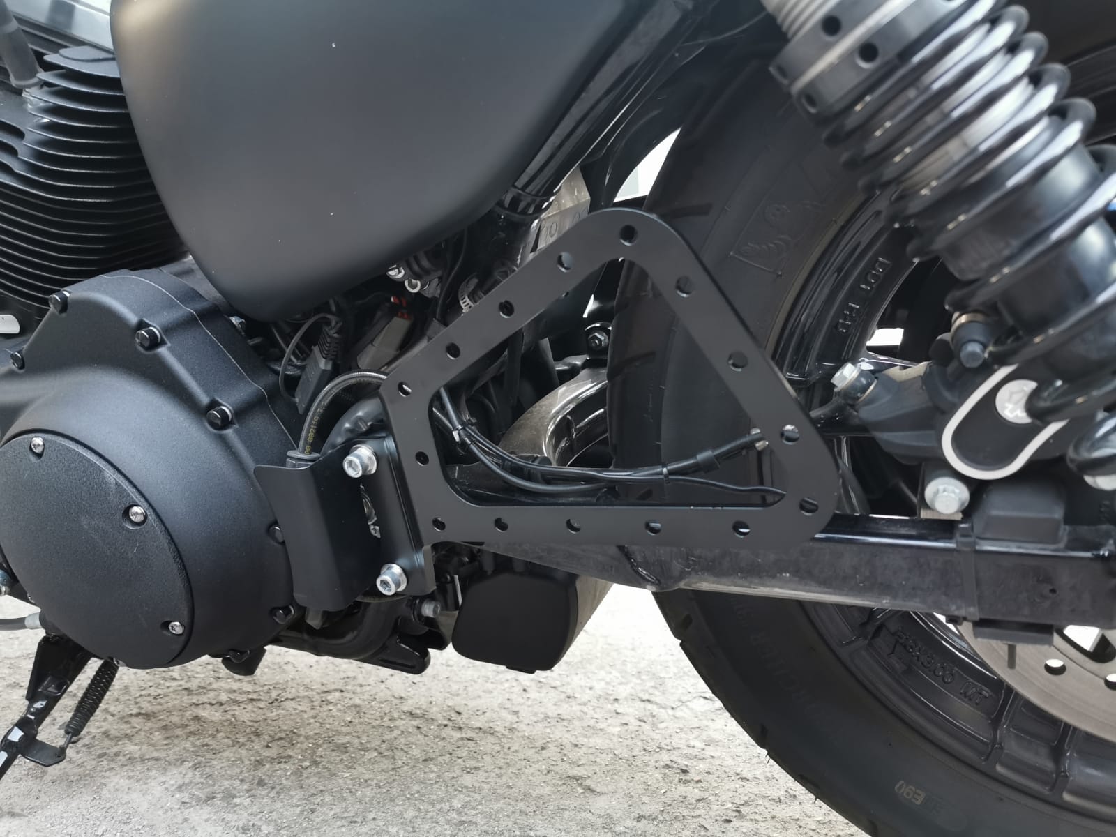 Seitentaschenhalter passend für Harley Davidson Sportster ab Bj. 2004 linke Seite