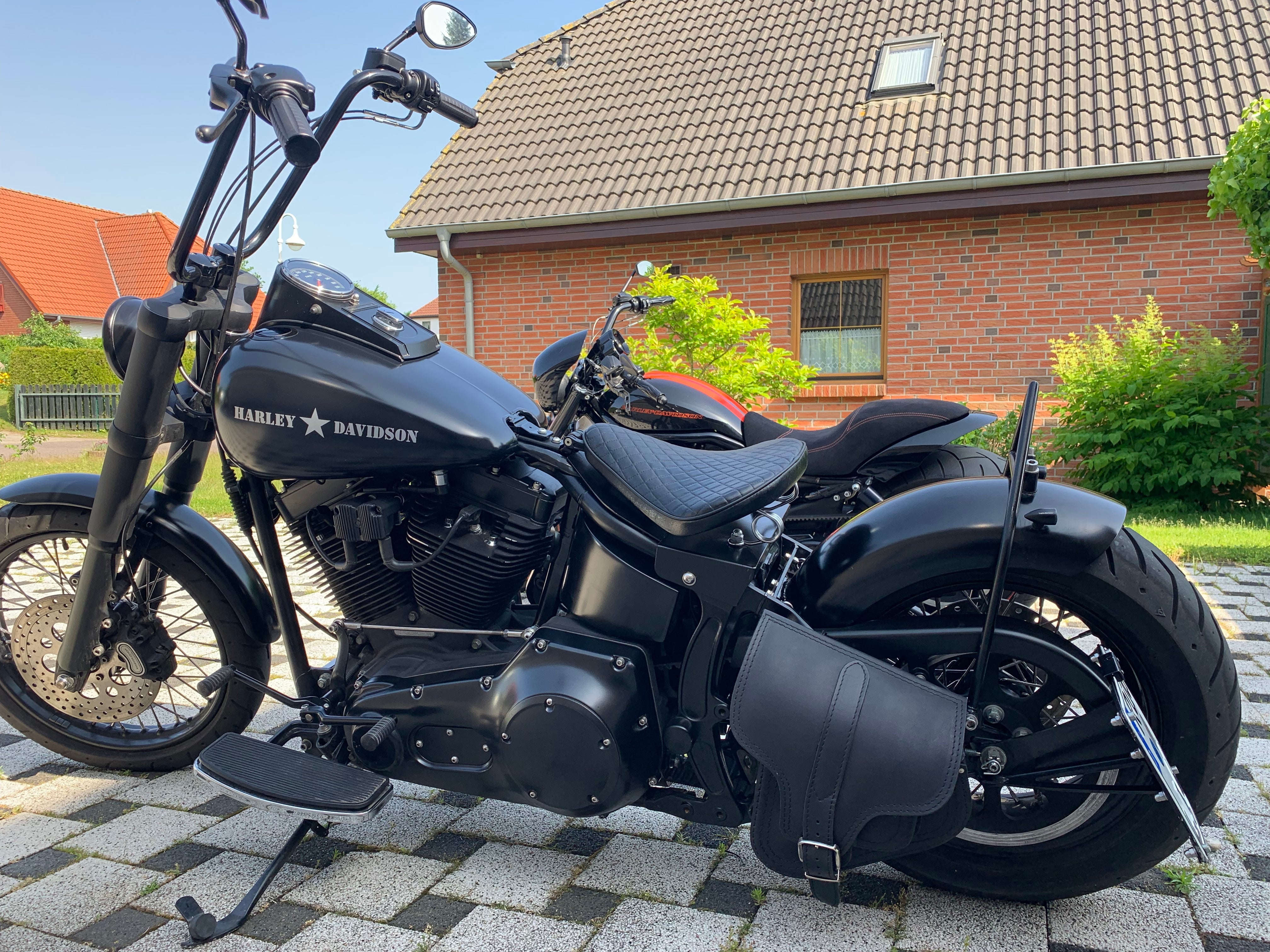 Hades Schwarz Schwingentasche mit Flaschenhalter passend für Harley-Davidson Softail