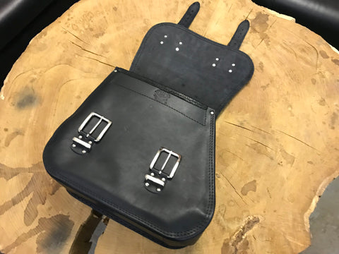 Zeus Schwarz Seitenkoffer + Halter passend für Dyna Street Bob von 1996 bis 2017