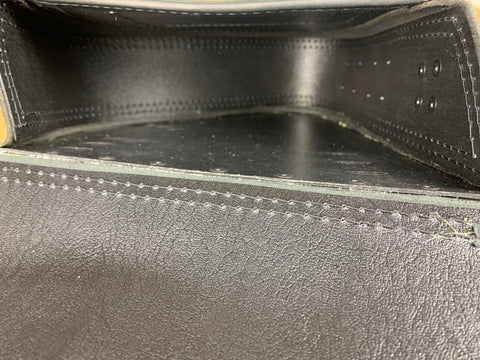 Diablo Skull Blackline Schwingentasche mit Flaschenhalter passend für Harley-Davidson Softail