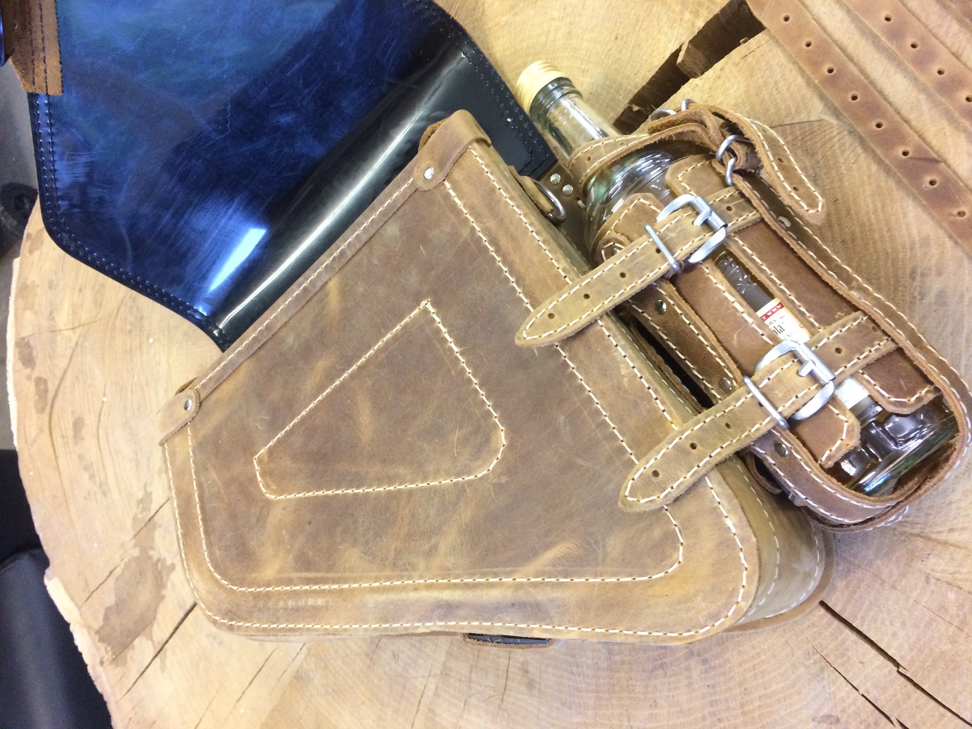 Clean Hellbraun Seitentasche mit Flaschenhalter passend für Harley-Davidson Sportster