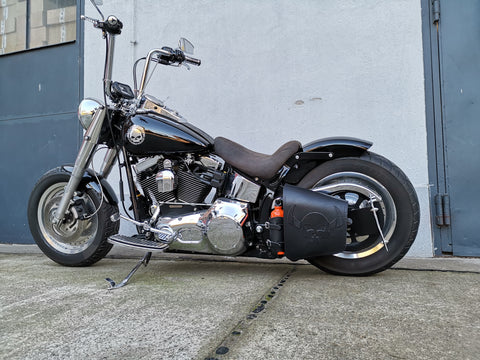 Fat Skull Schwarz Schwingentasche mit Flaschenhalter passend für Harley-Davidson Softail
