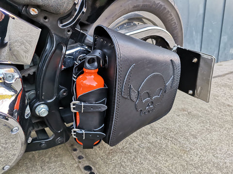 Fat Skull Schwarz Schwingentasche mit Flaschenhalter passend für Harley-Davidson Softail