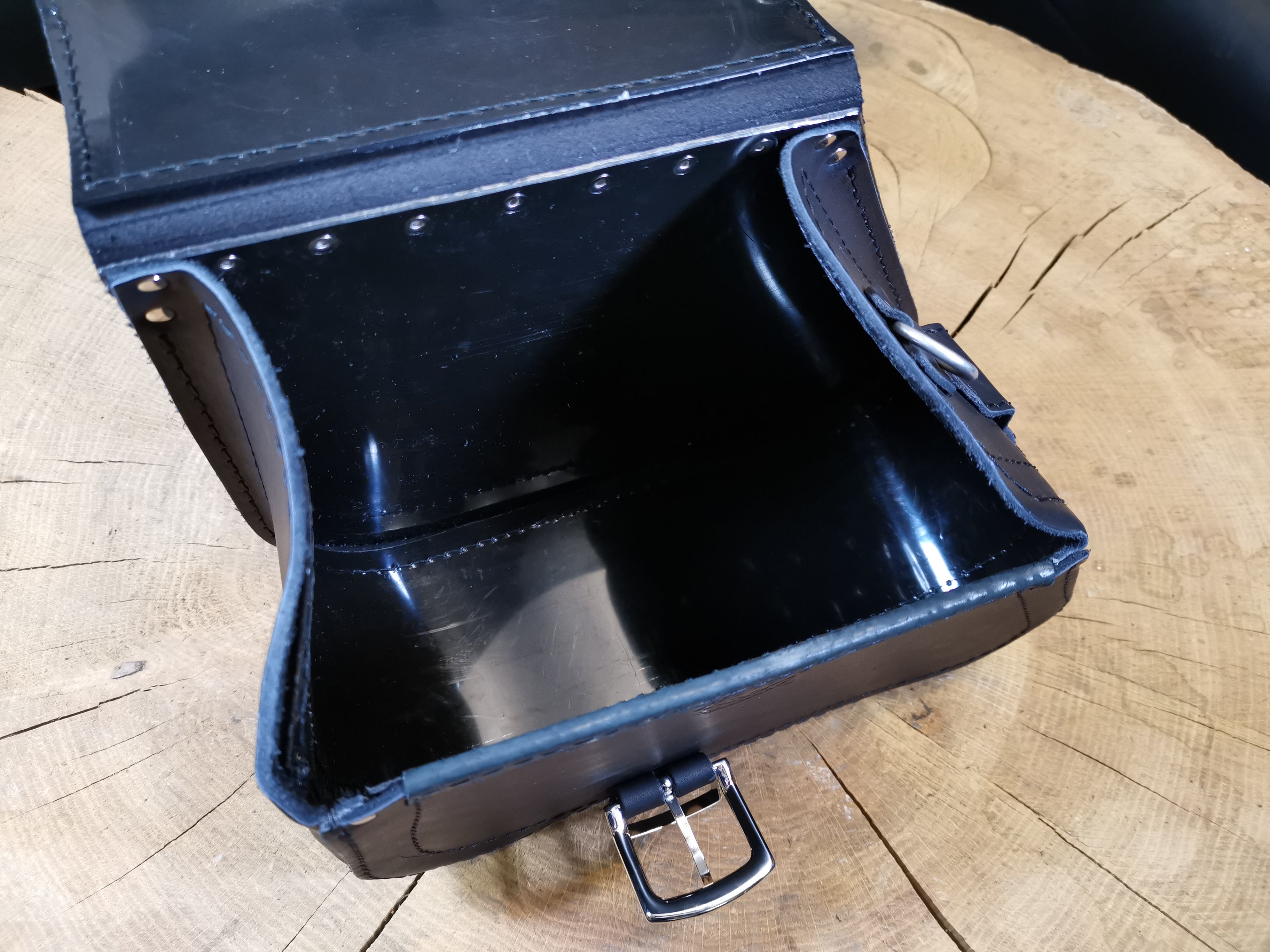 Dyna Skull Schwarz Schwingentasche mit Flaschenhalter passend für Harley-Davidson Street Bob