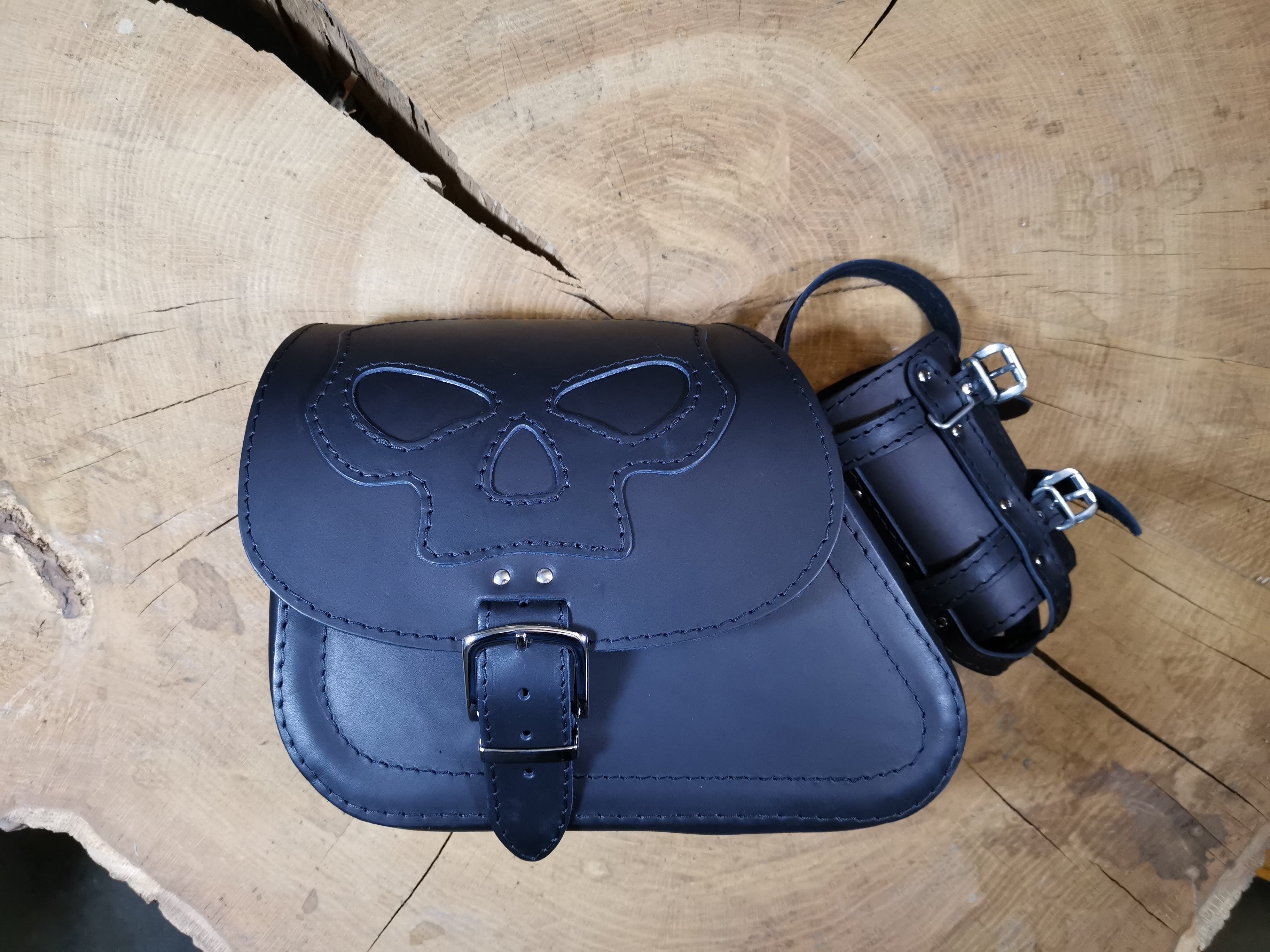 Dyna Skull Schwarz Schwingentasche mit Flaschenhalter passend für Harley-Davidson Street Bob