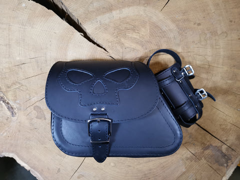 Dyna Skull Schwarz + Halter passend für Street Bob Schwingentaschen
