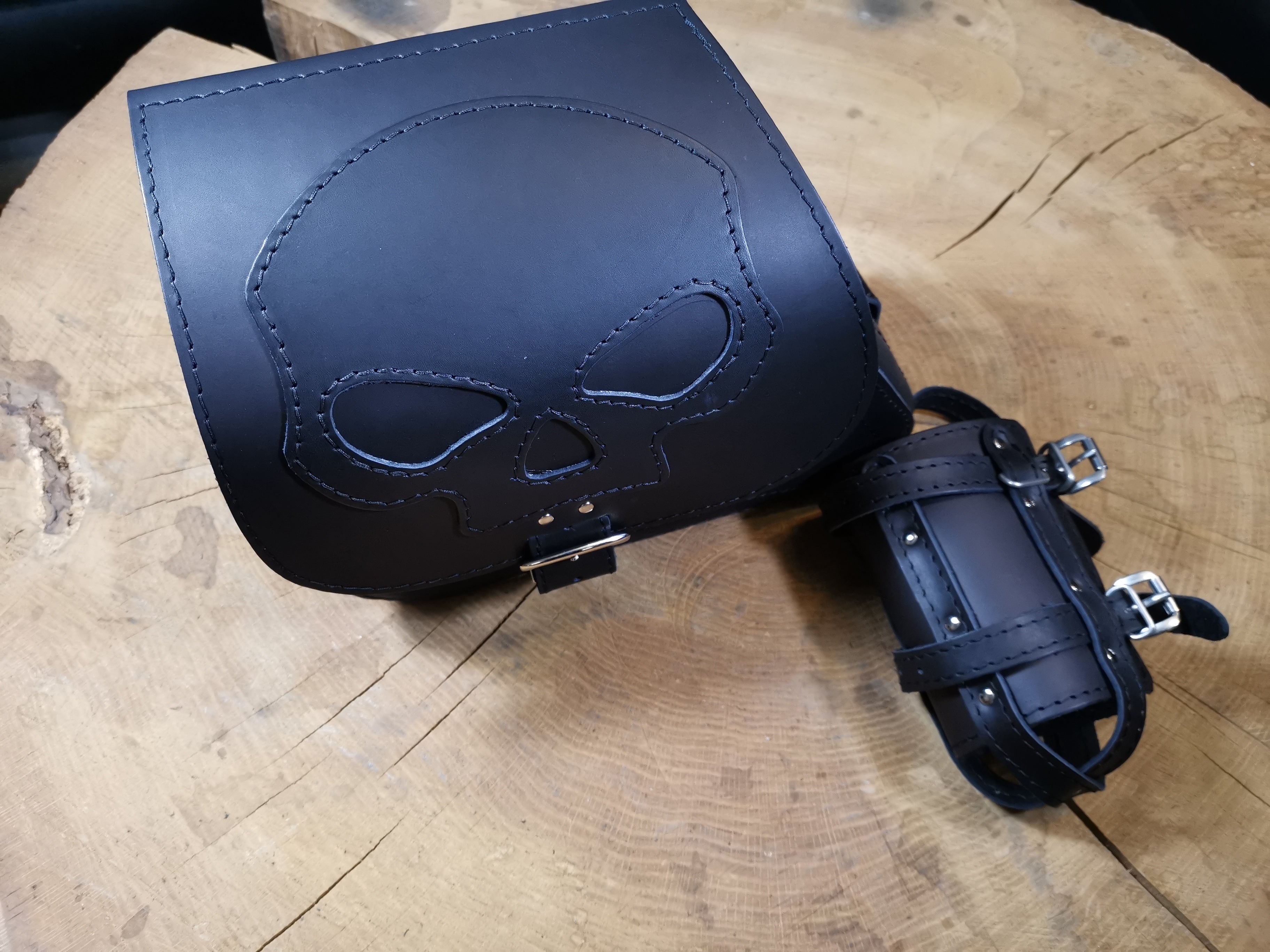 Sporty Skull Schwarz + Halter passend für Sportster Schwingentaschen