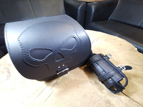 Dyna Skull Schwarz Schwingentasche mit Flaschenhalter passend für Harley-Davidson Street Bob