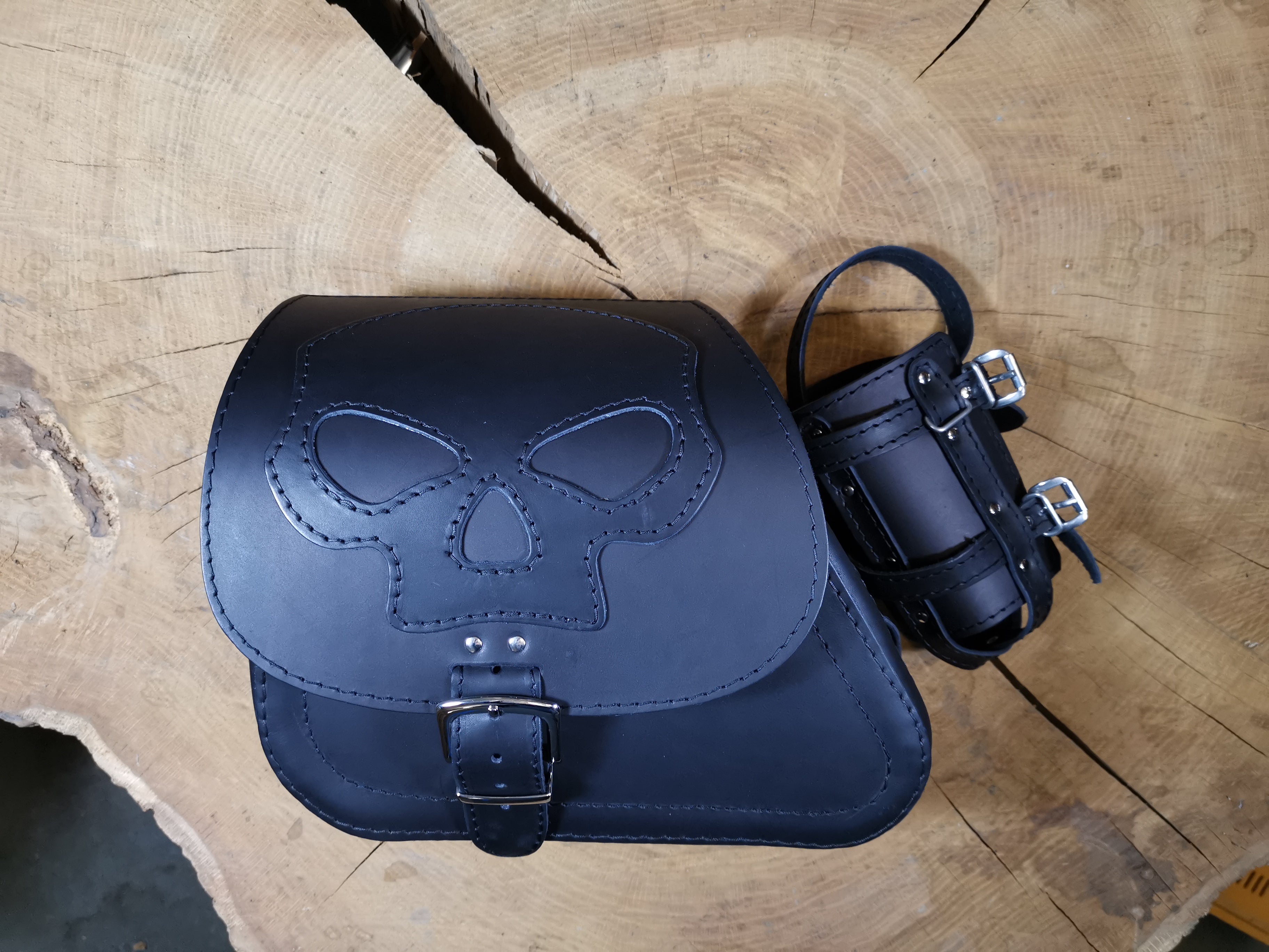 Sporty Skull Schwarz + Halter passend für Sportster Schwingentaschen