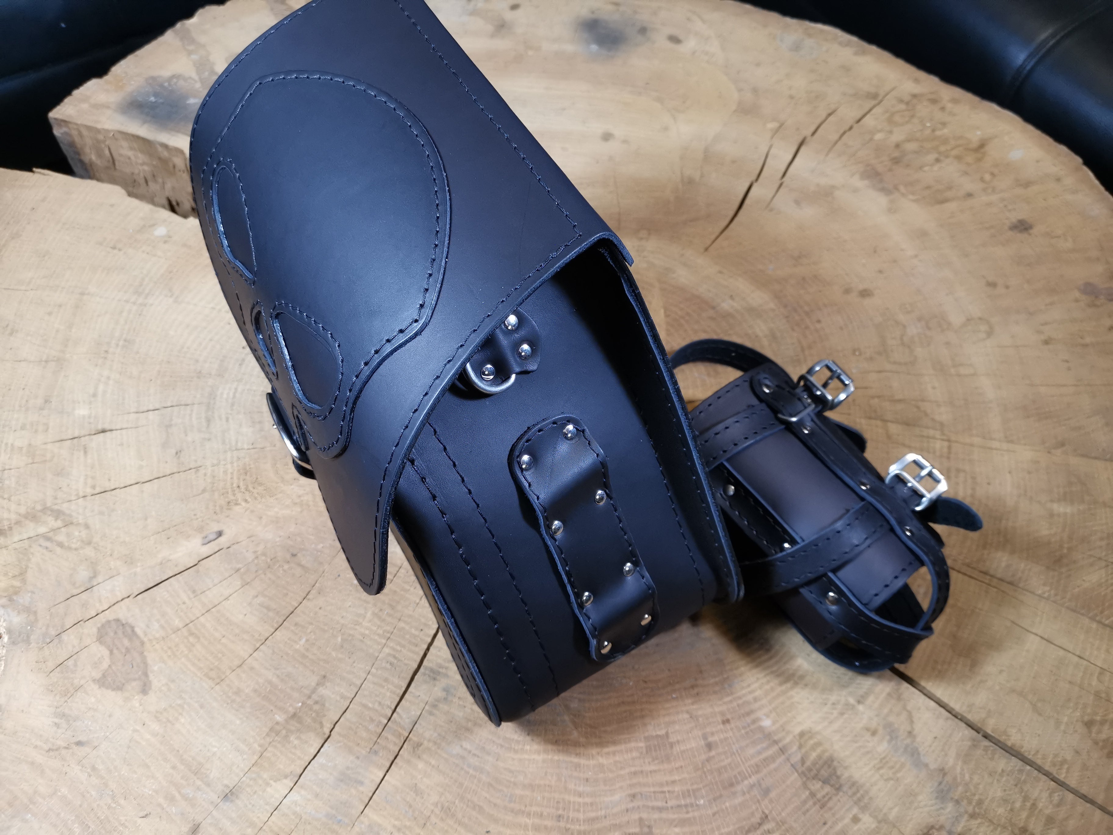 Dyna Skull Schwarz Schwingentasche mit Flaschenhalter passend für Harley-Davidson Street Bob
