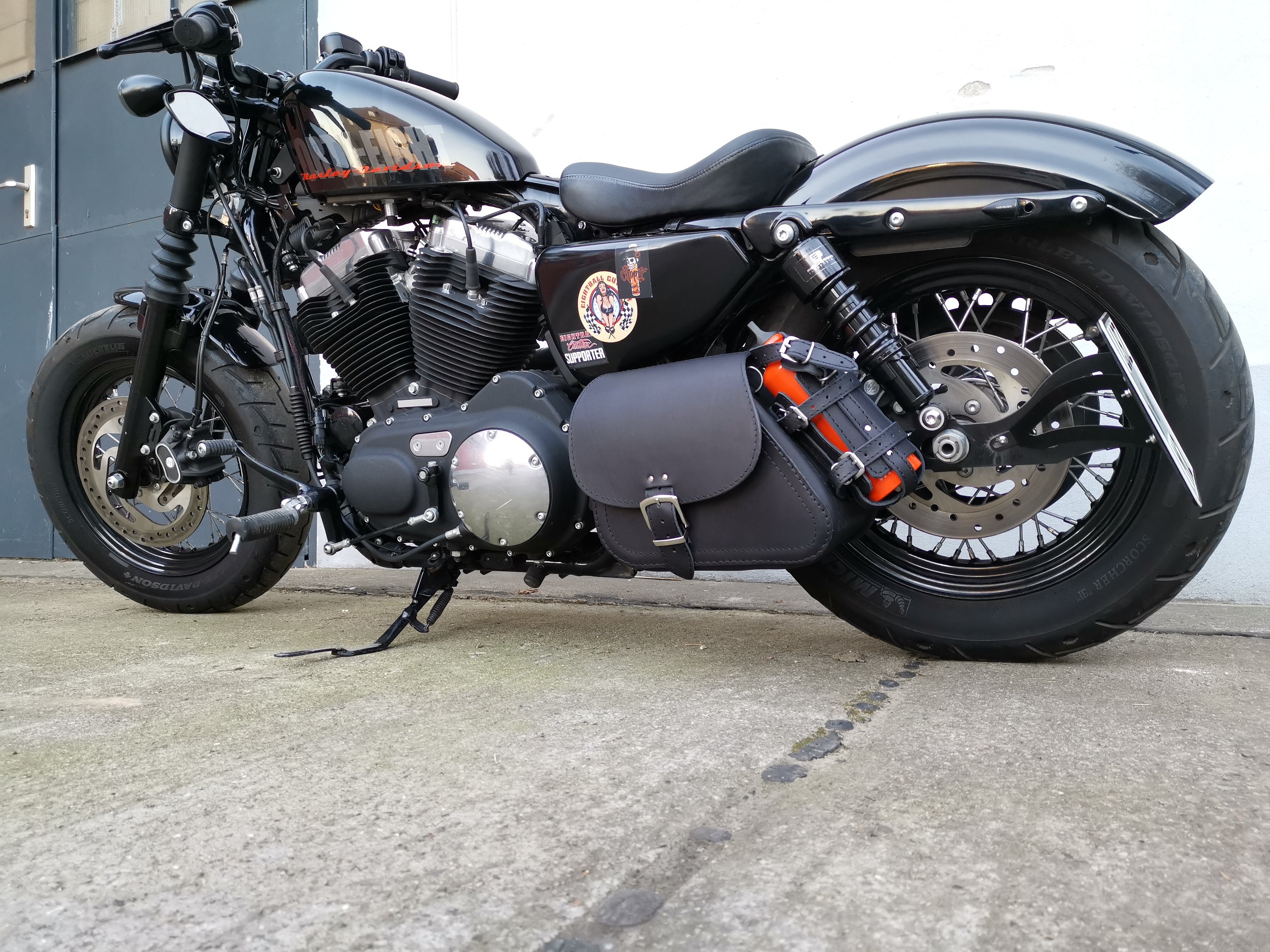 Sporty Clean Schwarz + Halter passend für Sportster Schwingentaschen