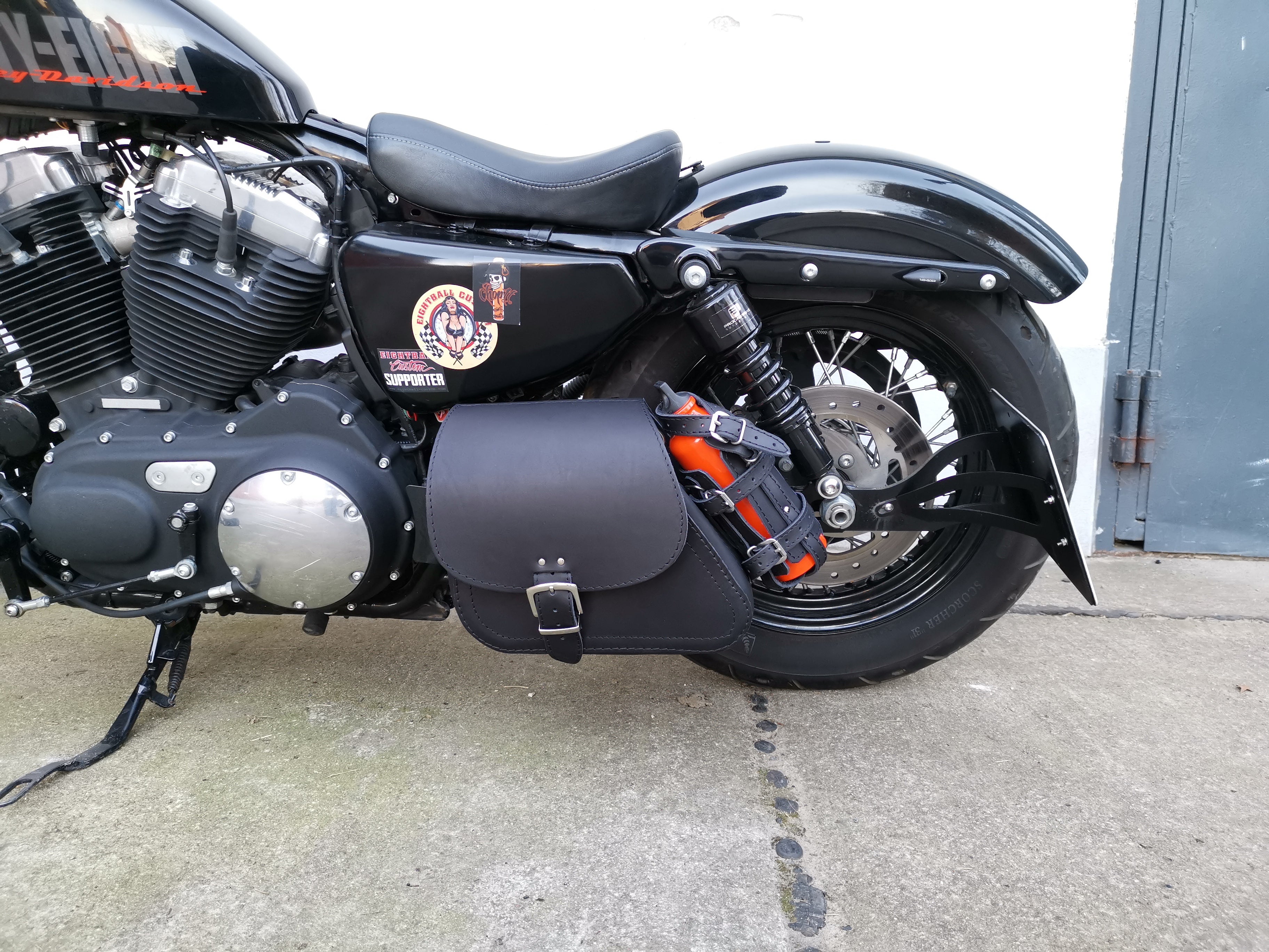 Sporty Clean Schwarz + Halter passend für Sportster Schwingentaschen