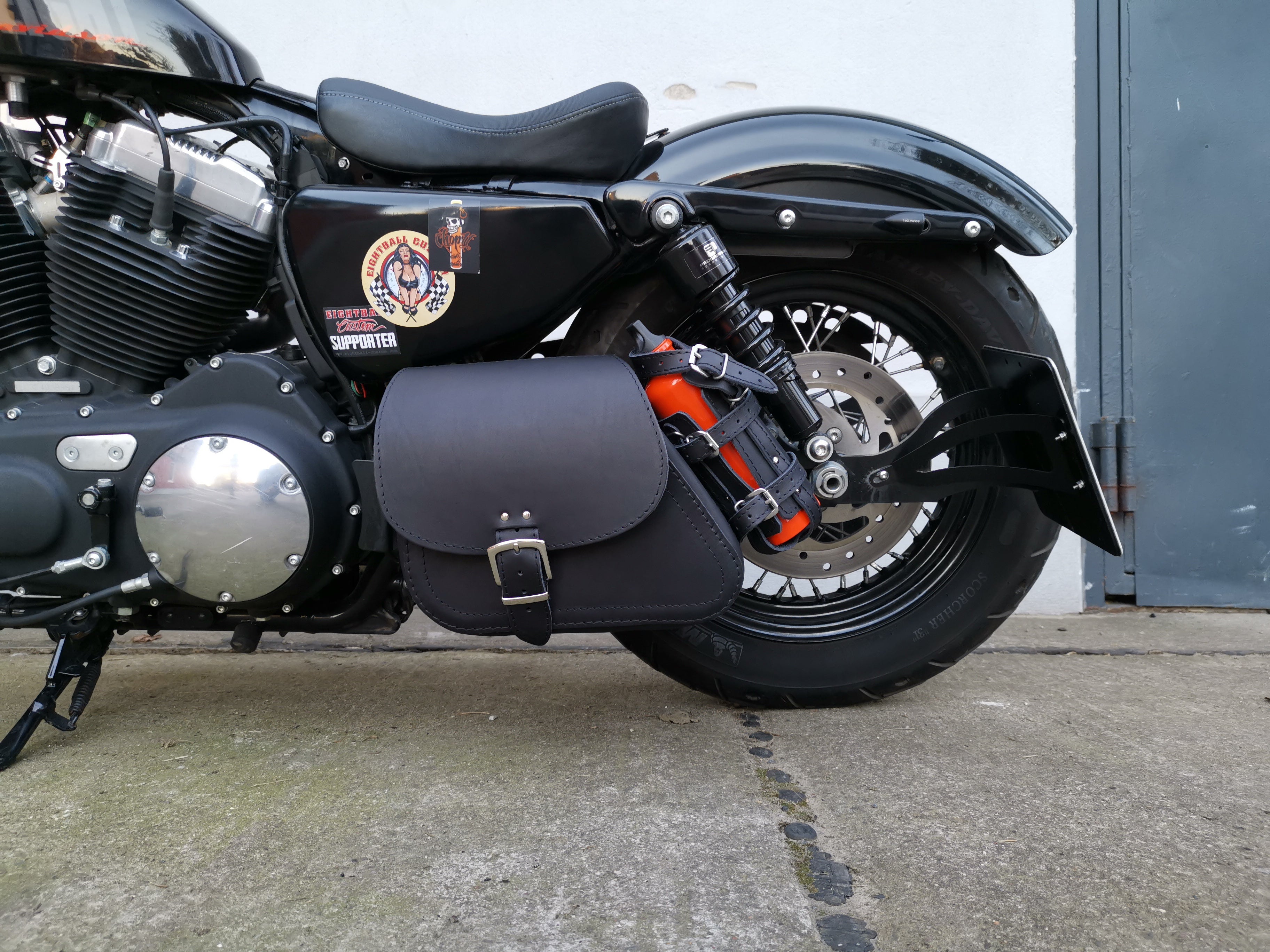 Sporty Clean Schwarz + Halter passend für Sportster Schwingentaschen