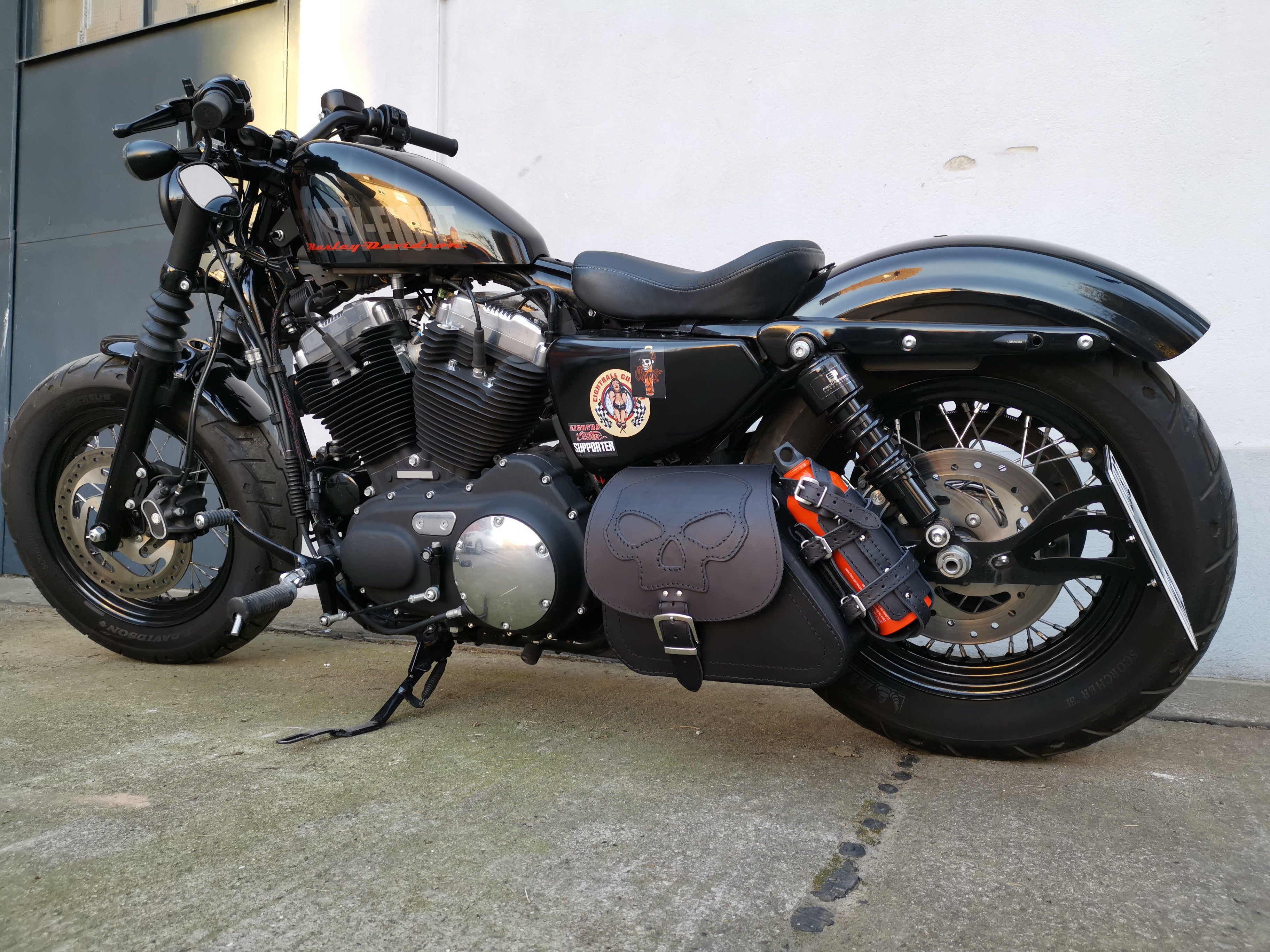 Sporty Skull Schwarz + Halter passend für Sportster Schwingentaschen