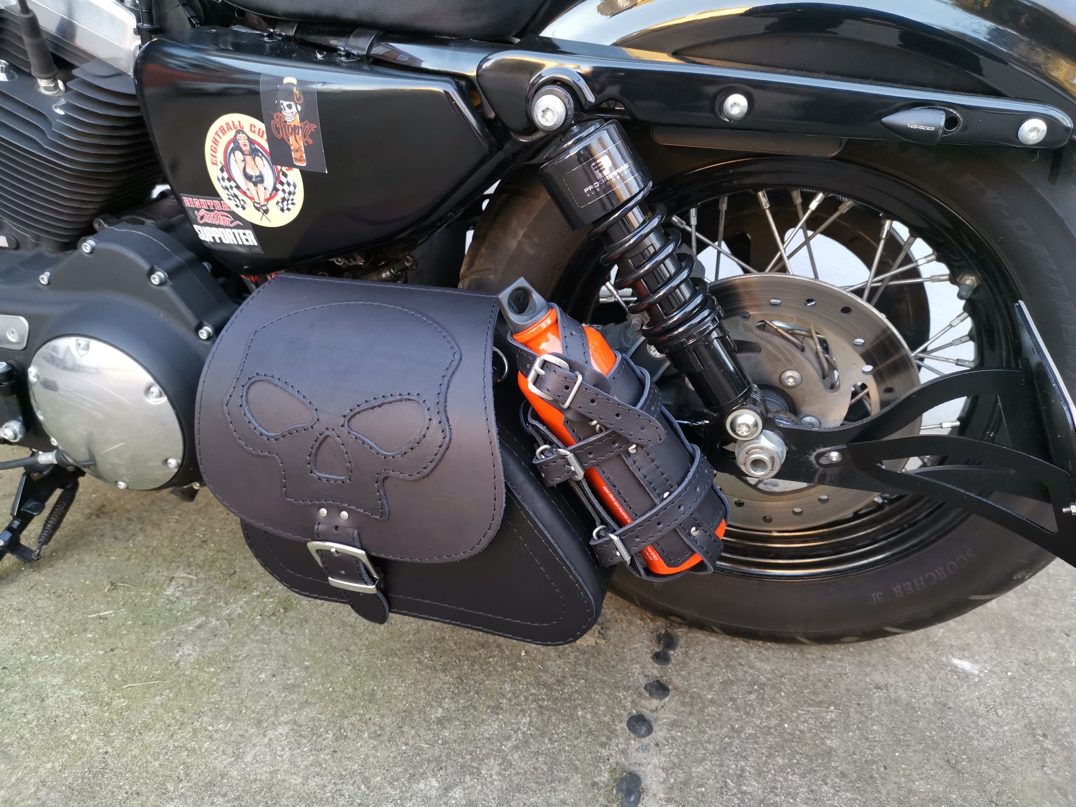 Sporty Skull Schwarz + Halter passend für Sportster Schwingentaschen