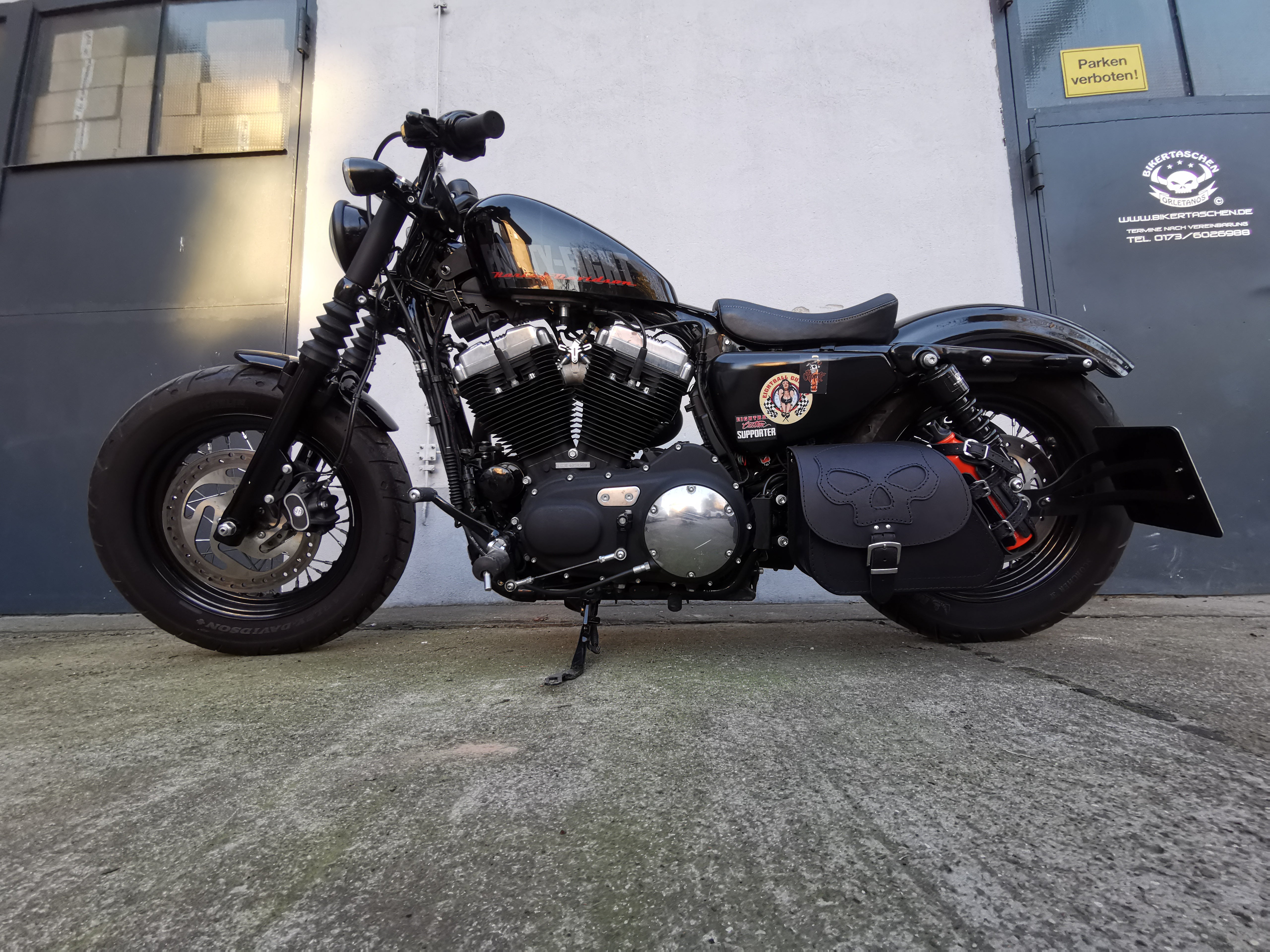 Sporty Skull Schwarz + Halter passend für Sportster Schwingentaschen