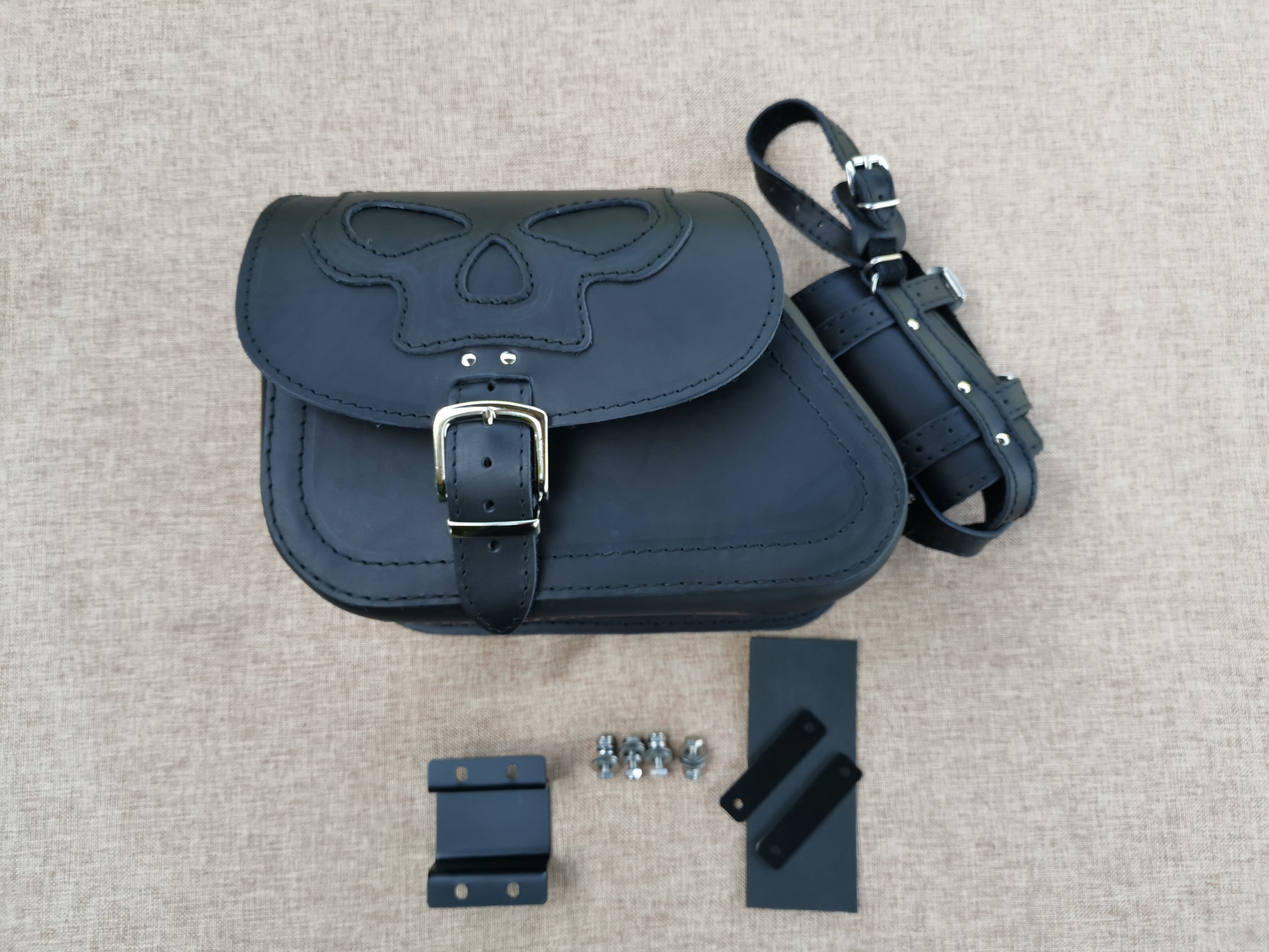Sporty Skull Schwarz + Halter passend für Sportster Schwingentaschen