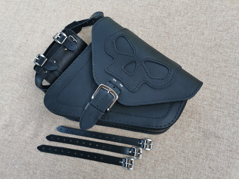 Skull Black Seitentasche mit Flaschenhalter passend für Harley-Davidson Sportster für die Rechte Seite