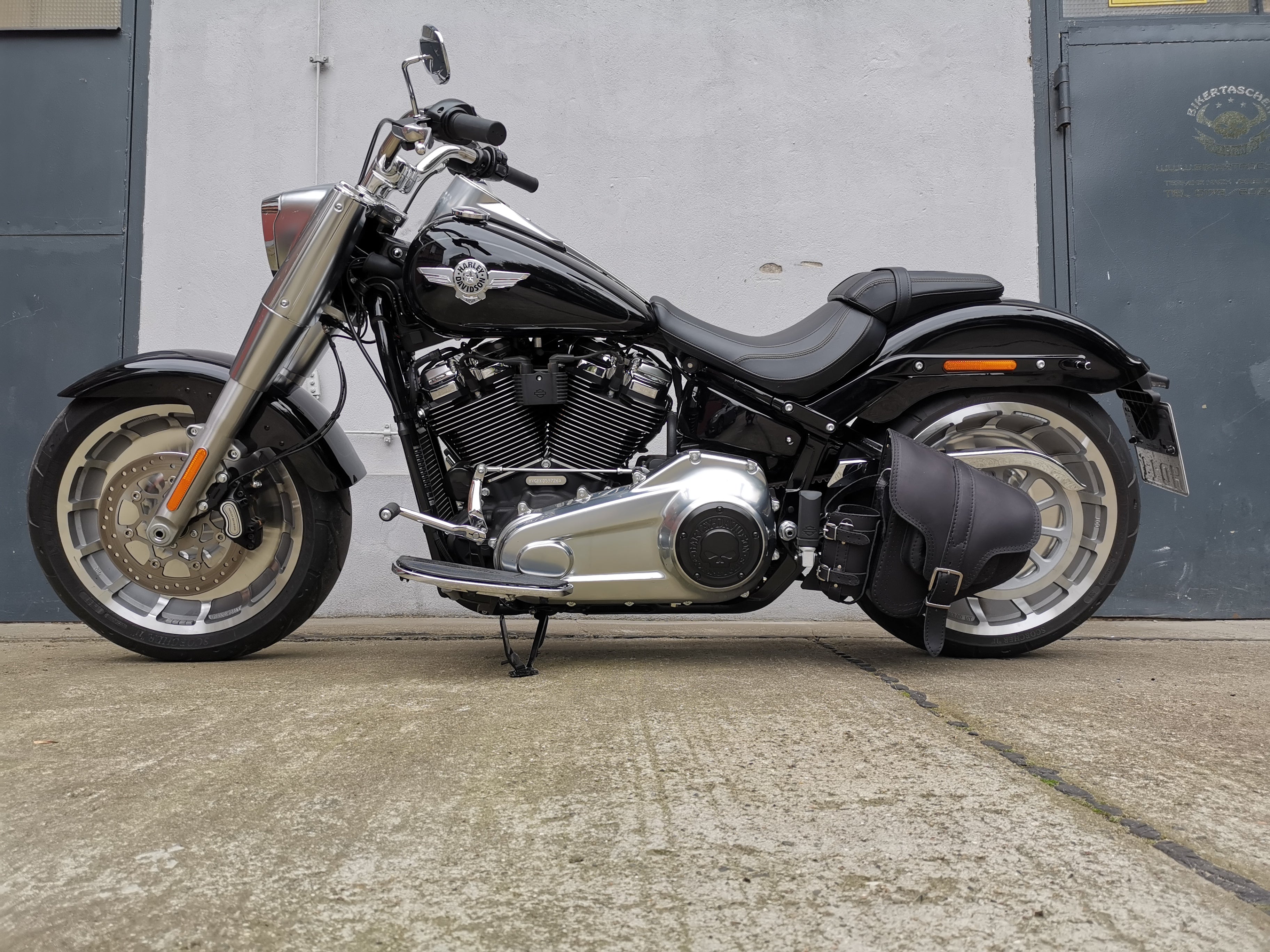 Hades Schwarz Schwingentasche mit Flaschenhalter passend für Harley-Davidson Softail