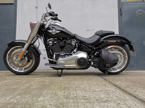 Hades Schwarz Schwingentasche mit Flaschenhalter passend für Harley-Davidson Softail