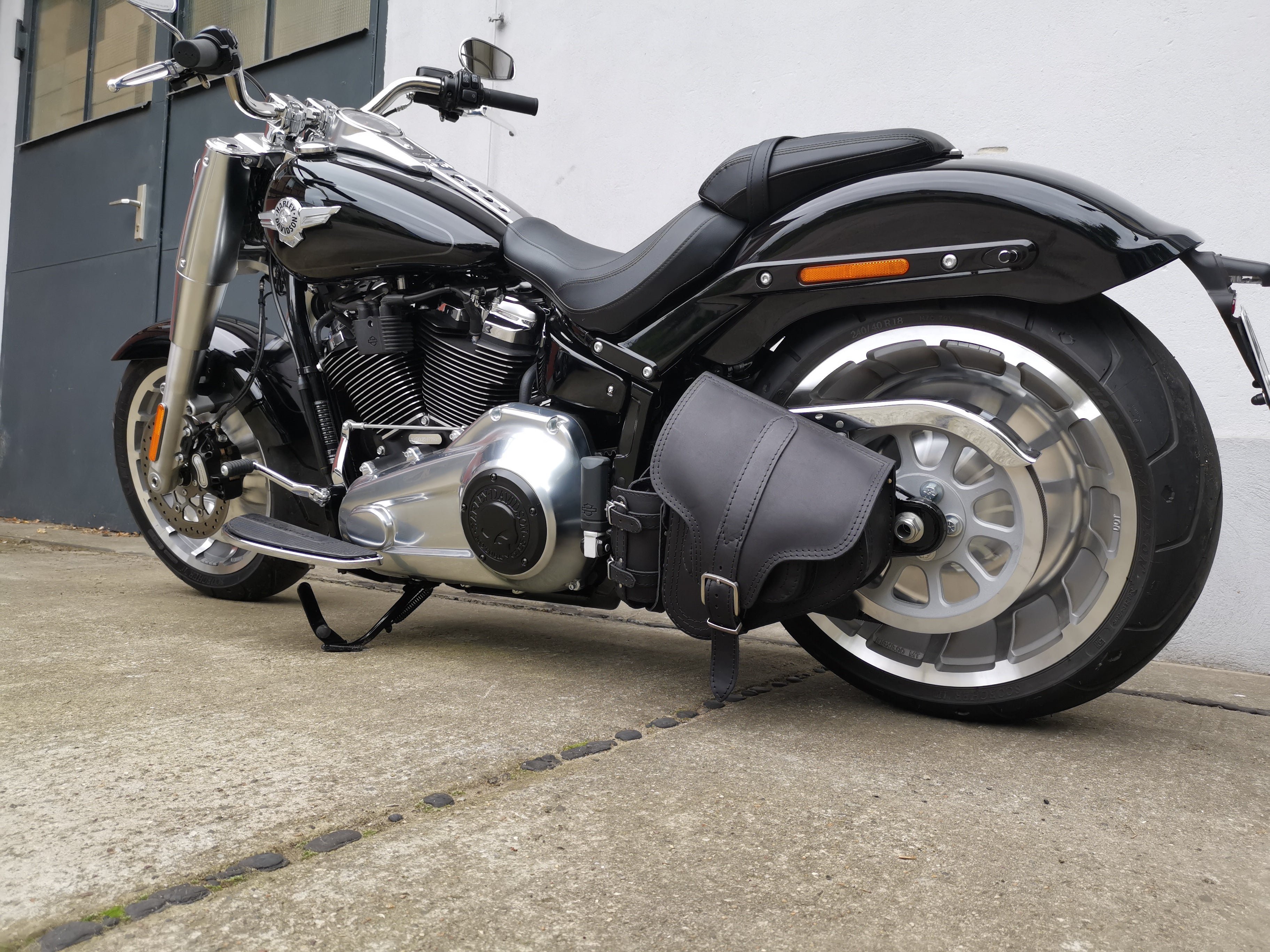 Hades Schwarz Schwingentasche mit Flaschenhalter passend für Harley-Davidson Softail