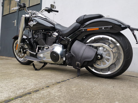 Hades Schwarz Schwingentasche mit Flaschenhalter passend für Harley-Davidson Softail