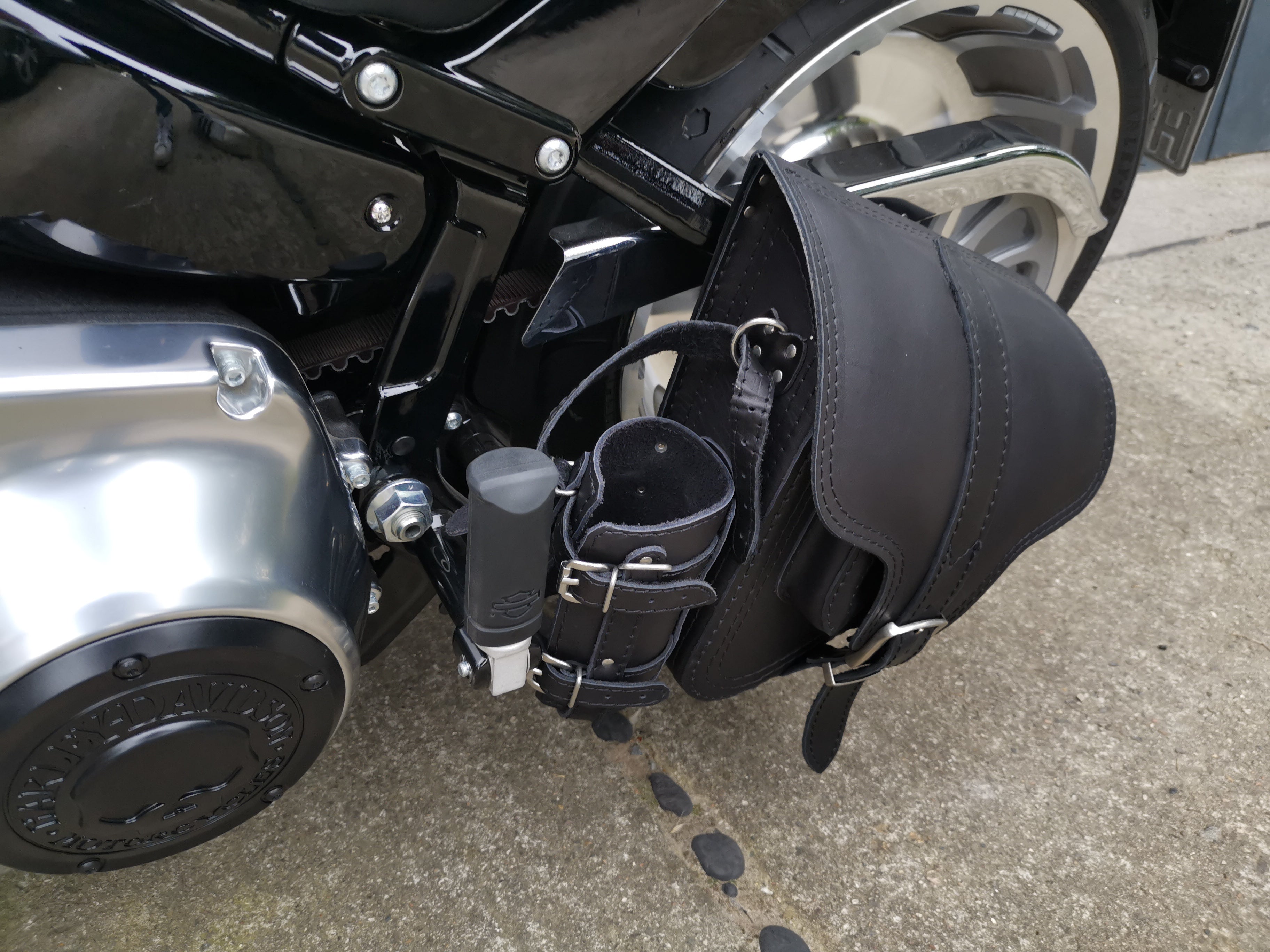 Hades Schwarz Schwingentasche mit Flaschenhalter passend für Harley-Davidson Softail