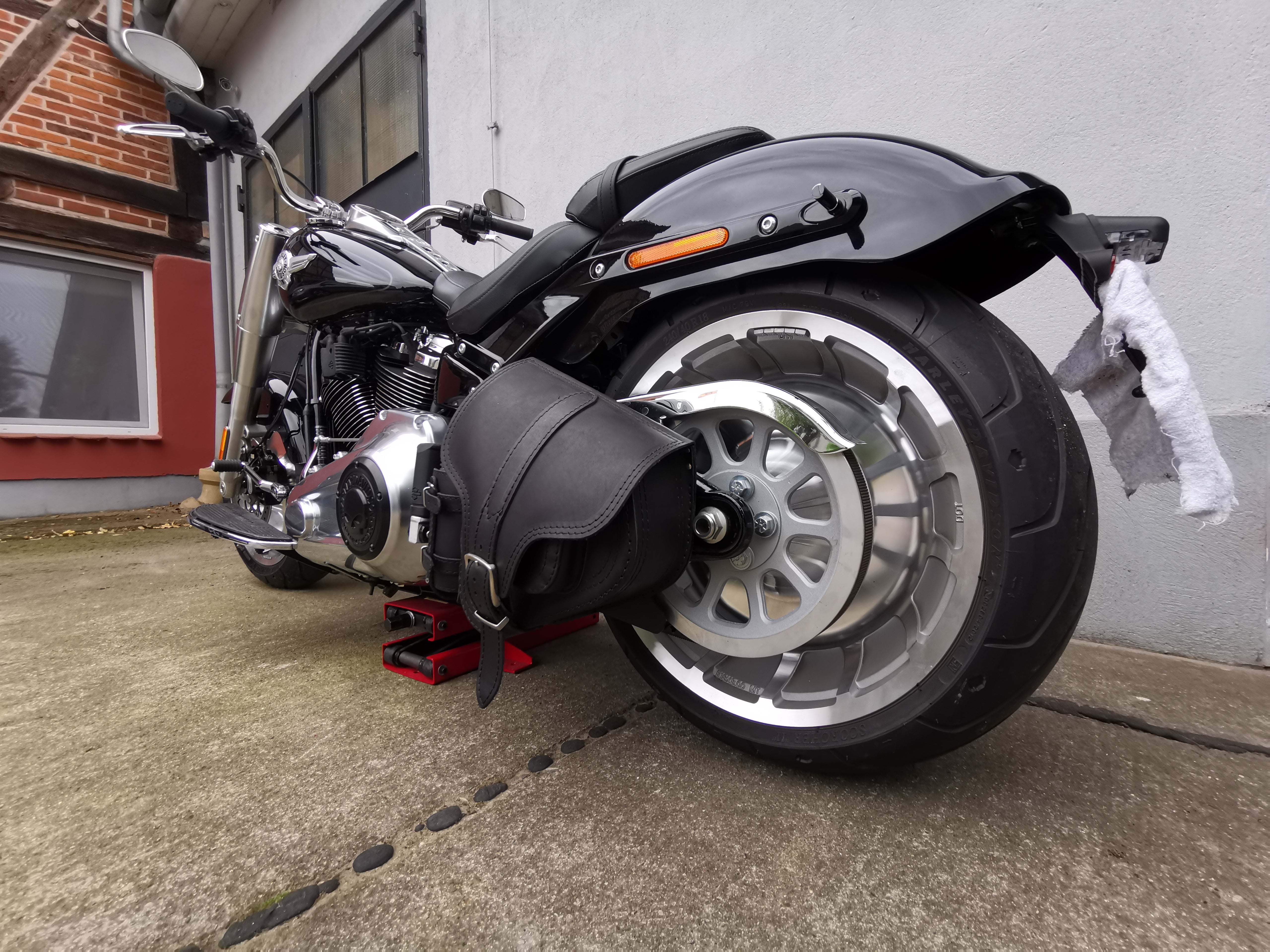 Hades Schwarz Schwingentasche mit Flaschenhalter passend für Harley-Davidson Softail